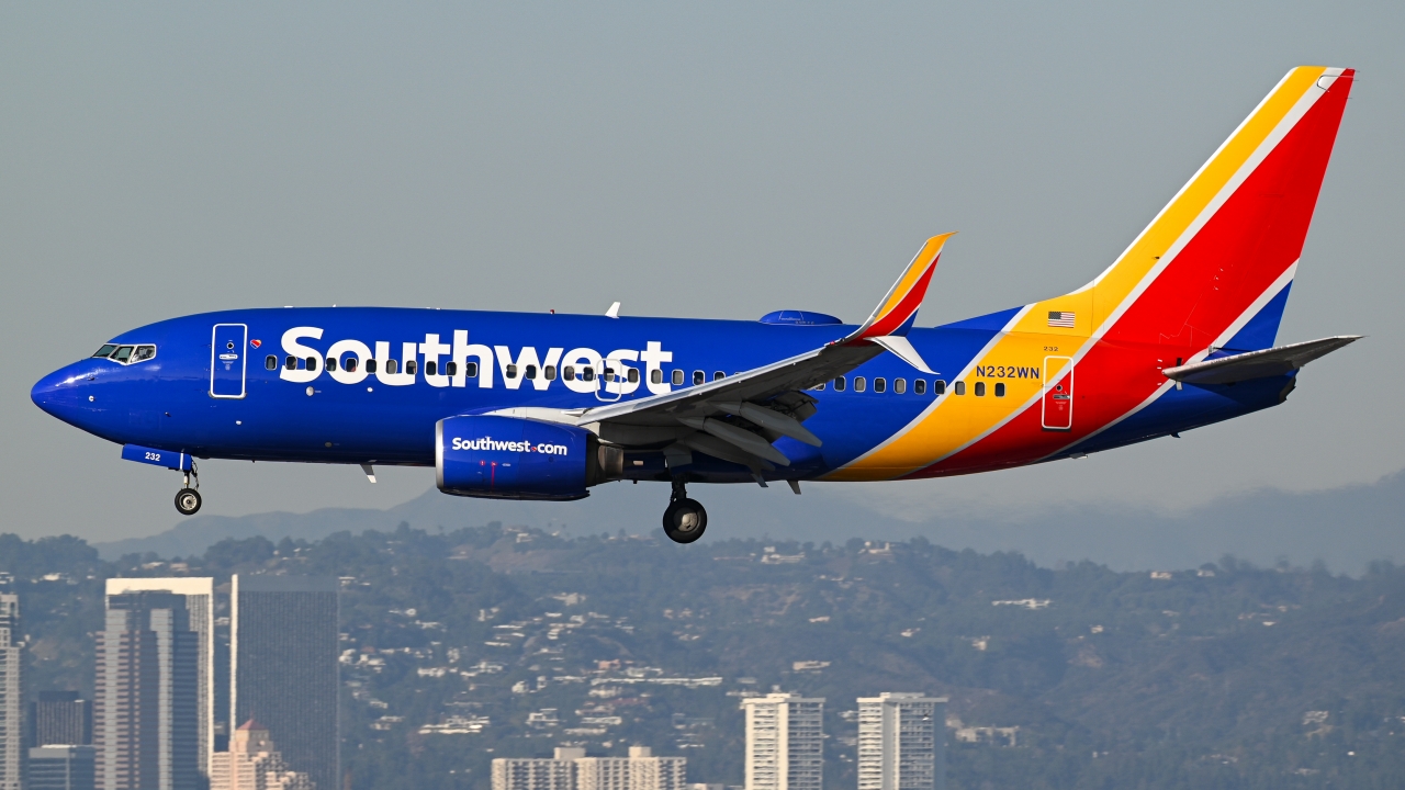 Full size: Southwest Airlines Boeing 737-700 N232WN at Los Angeles International Airport