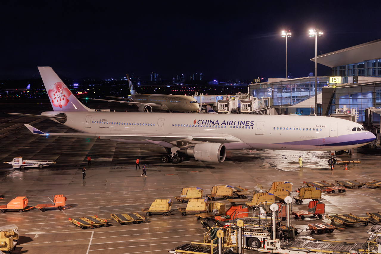Full size: China Airlines Airbus A330-300 B-18315 at Guangzhou Baiyun International Airport