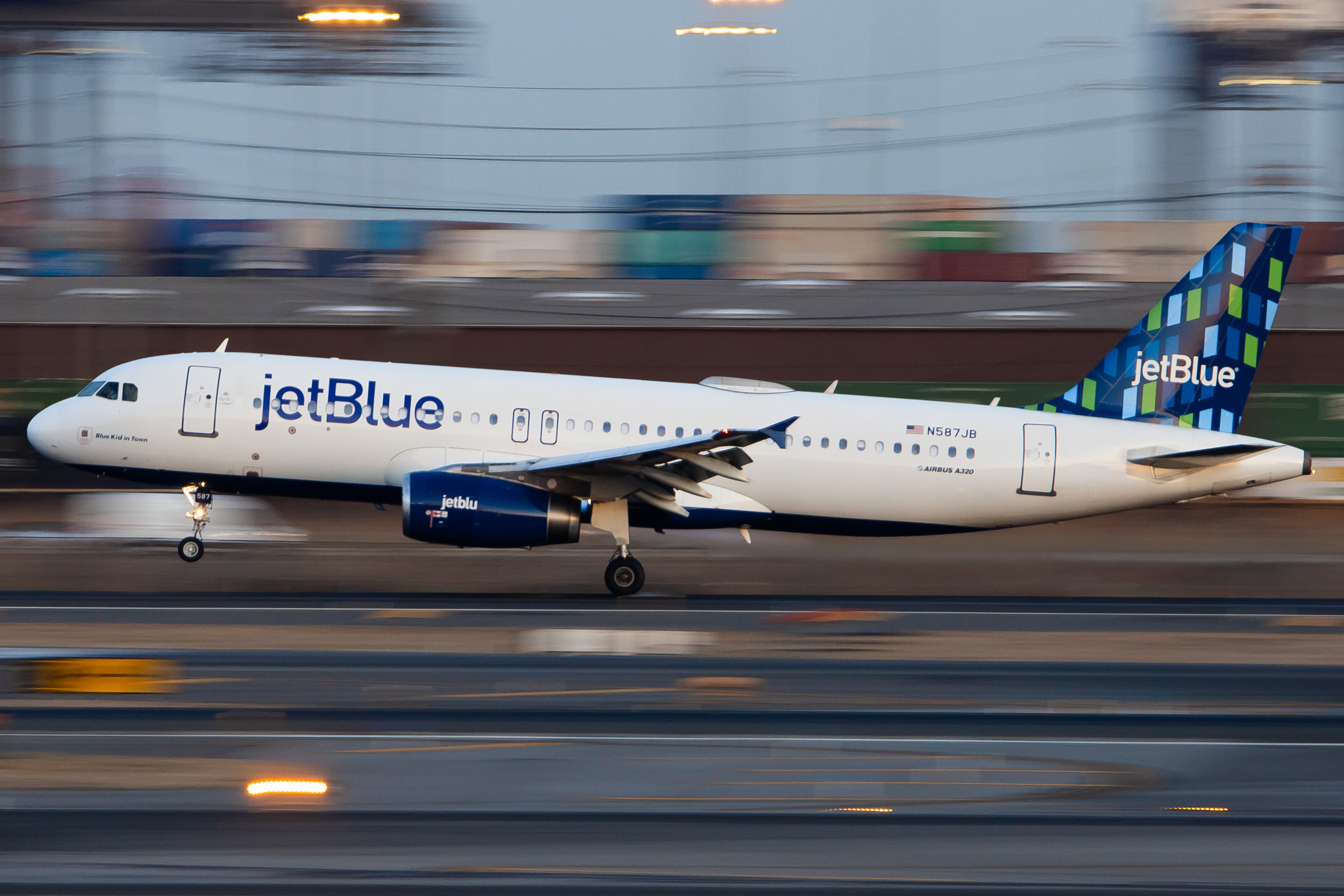 Full size: JetBlue Airways Airbus A320 N587JB at Newark Liberty International Airport