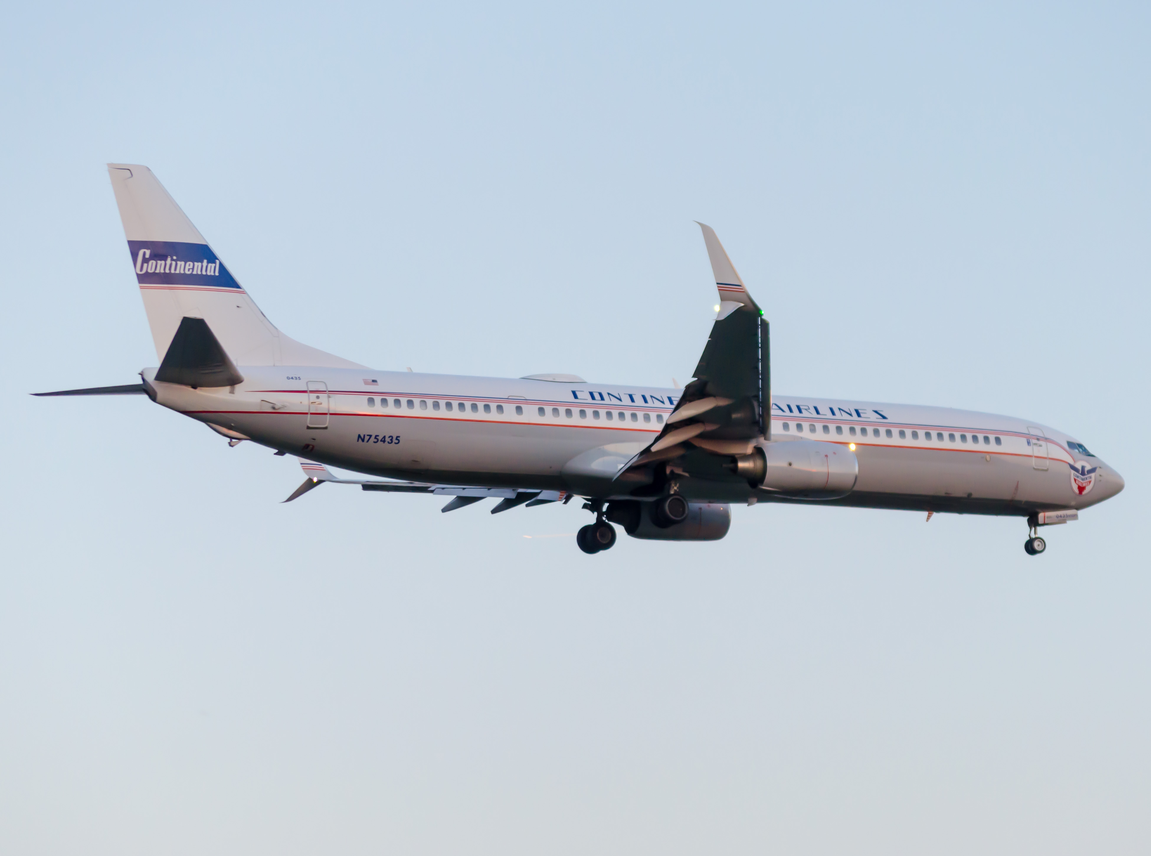 Full size: United Airlines Boeing 737-900ER N75435 at Newark Liberty International Airport