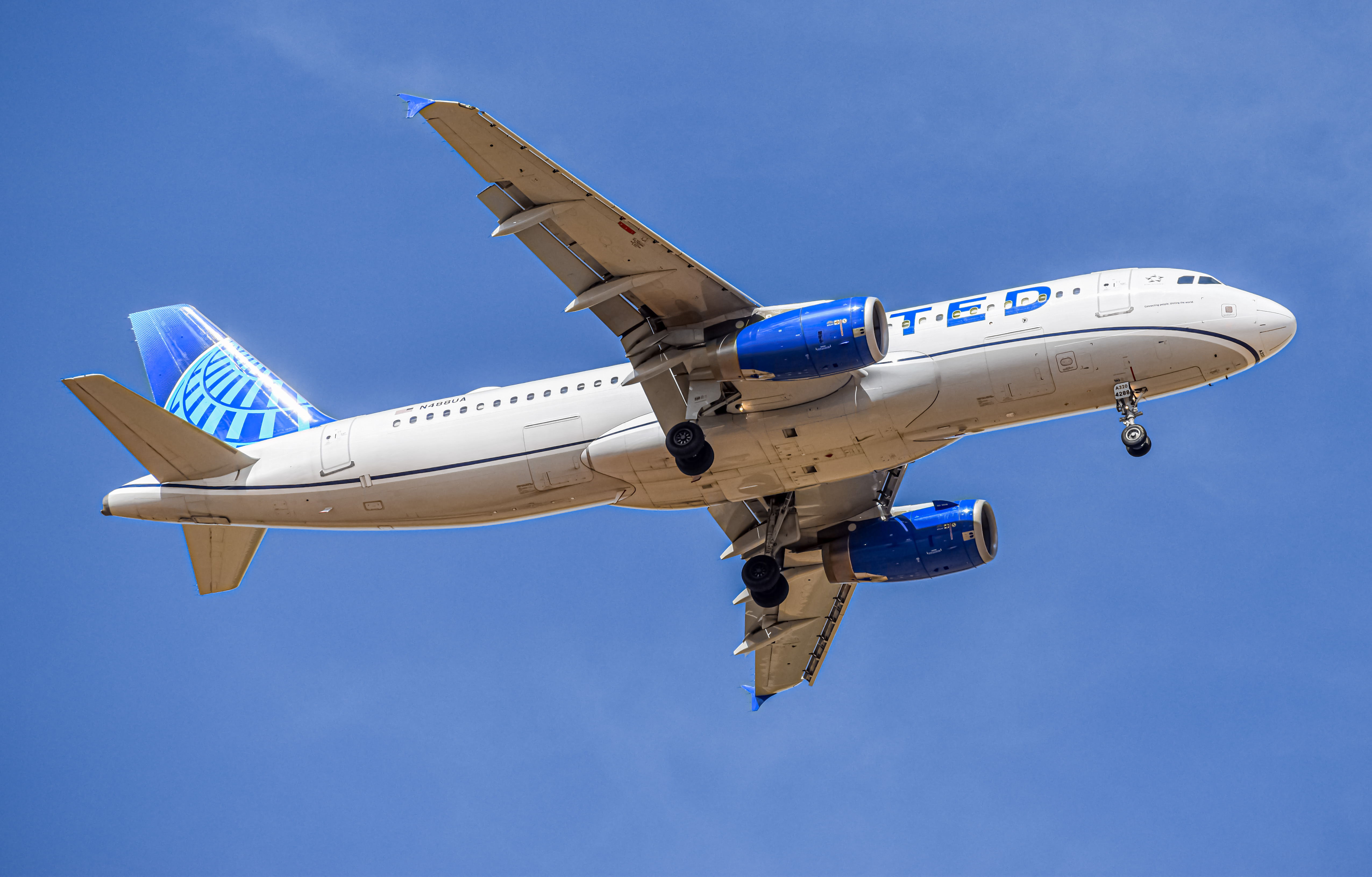 Full size: United Airlines Airbus A320 N488UA at Denver International Airport