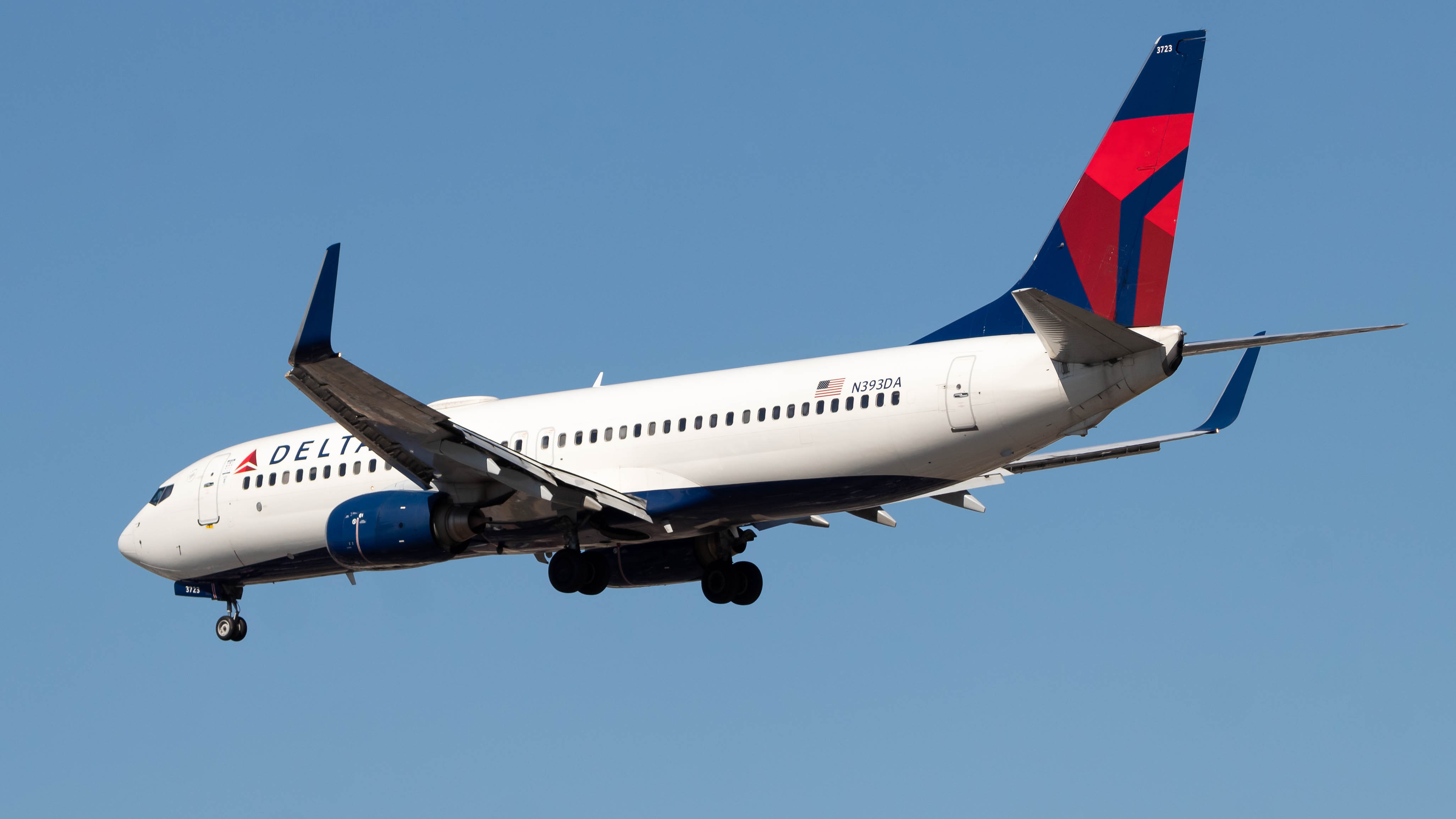 Full size: Delta Airlines Boeing 737-800 N393DA at Los Angeles International Airport
