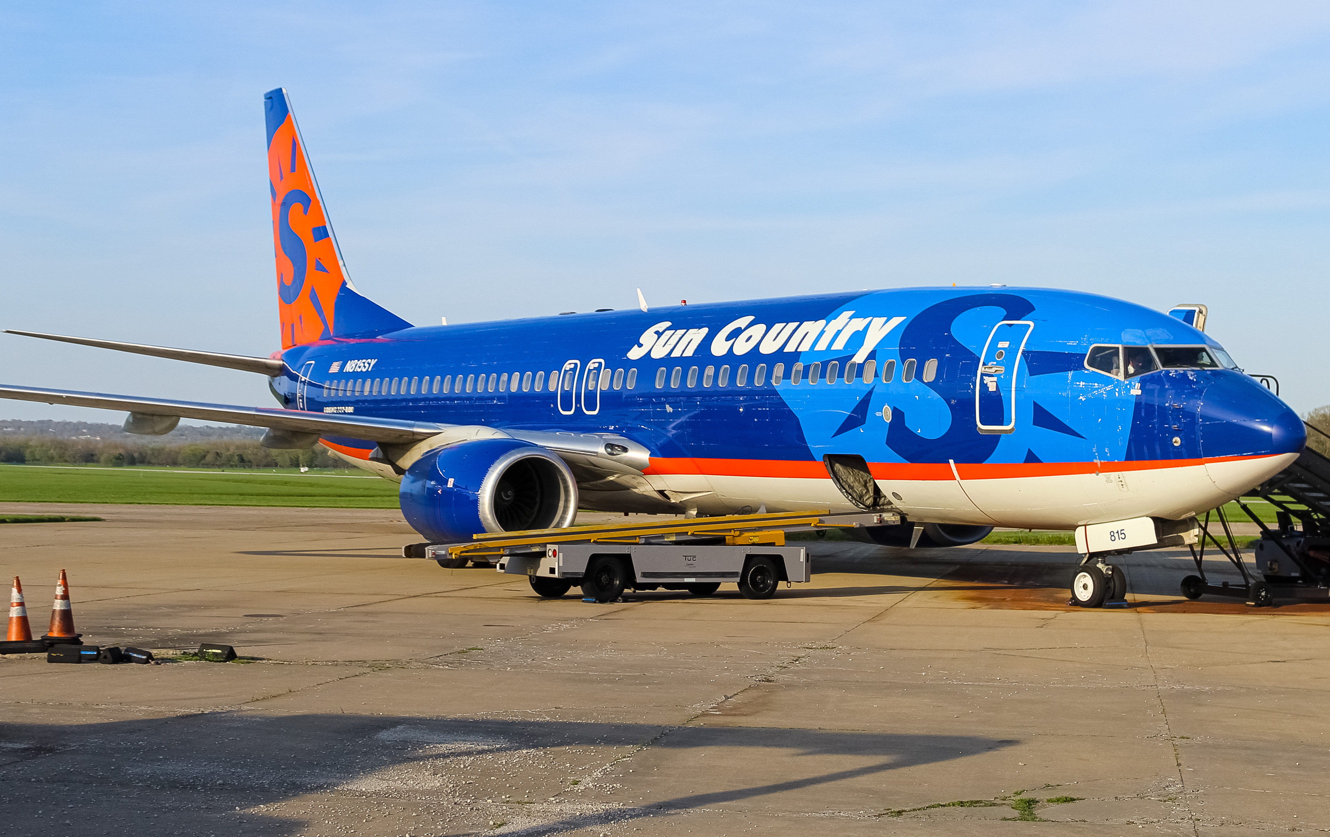 Full size: Sun Country Airlines Boeing 737-800 N815SY at Cincinnati Municipal Airport/Lunken Field