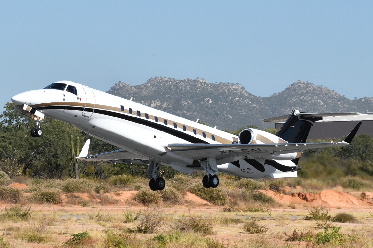Full size: PRIVATE Embrear Legacy 600 XA-CAL at Aeropuerto de Cabo San Lucas Internacional