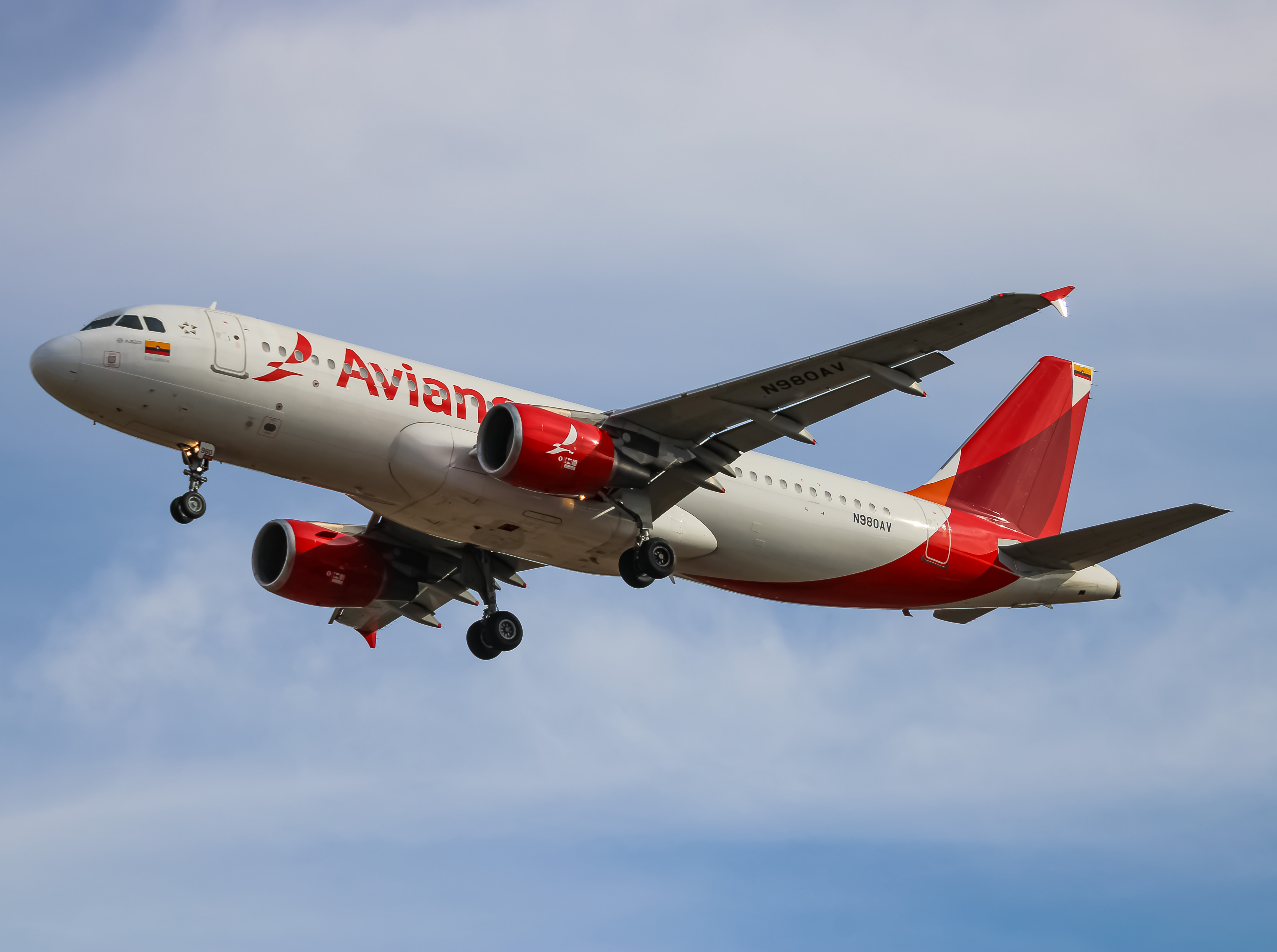 Full size: Avianca Airbus A320 N980AV at Washington Dulles International Airport
