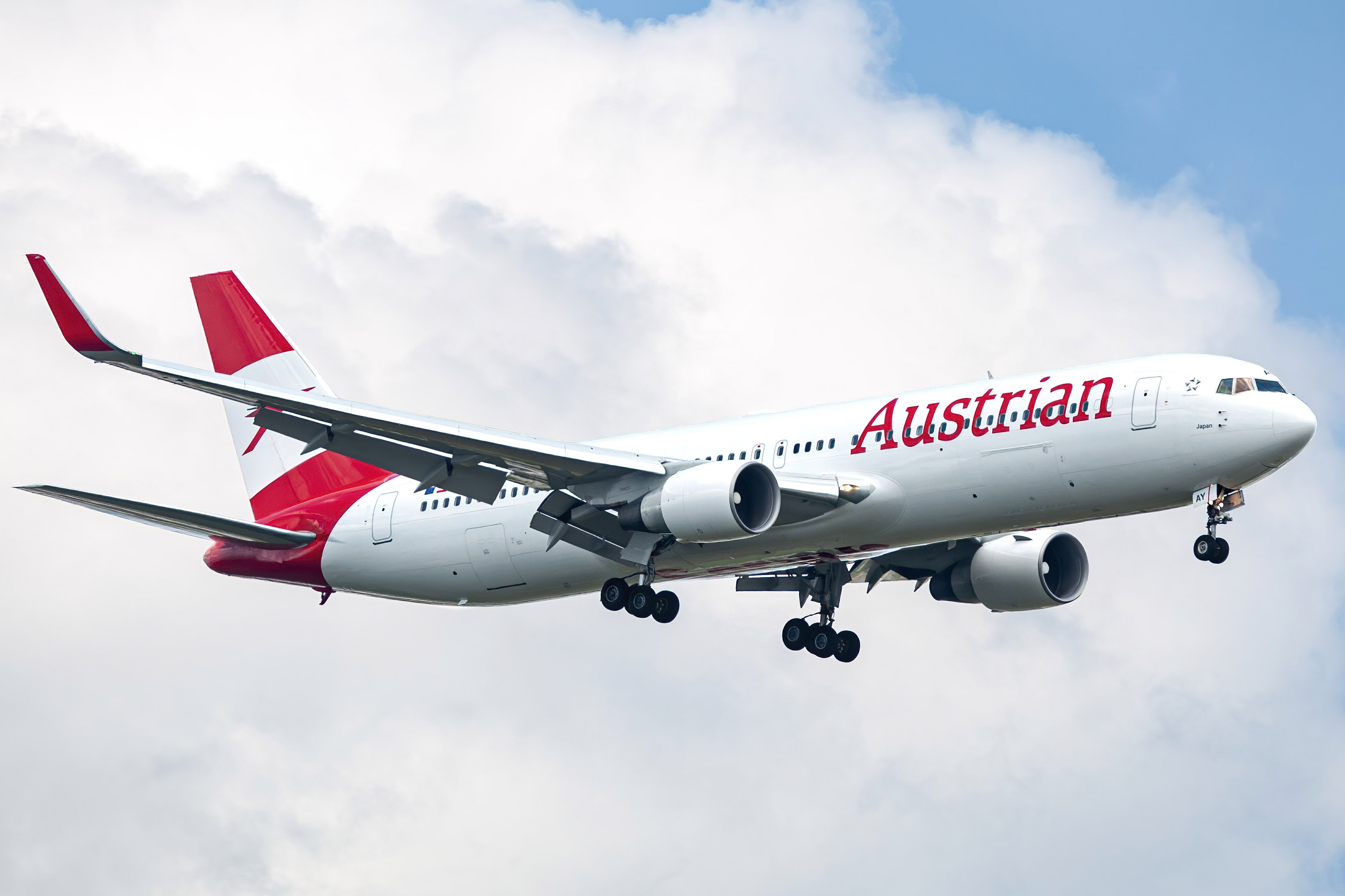 Full size: Austrian Airlines Boeing 767-300ER OE-LAY at Washington Dulles International Airport