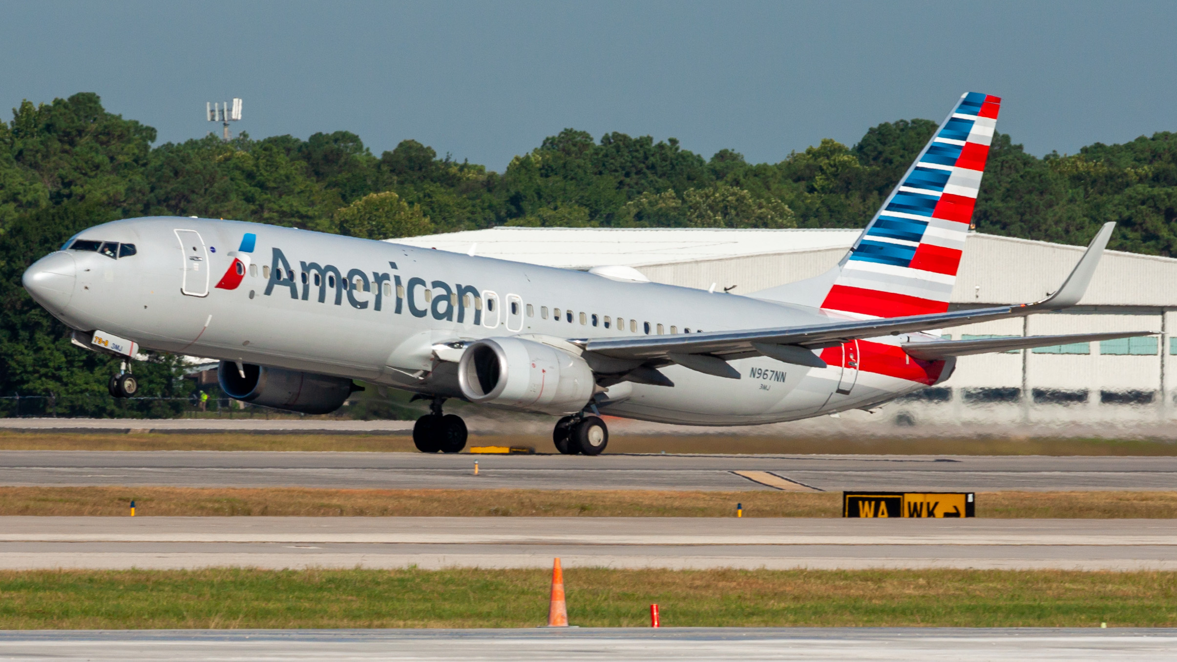 Full size: American Airlines Boeing 737-800 N967NN at Houston-George Bush Intercontinental Airport