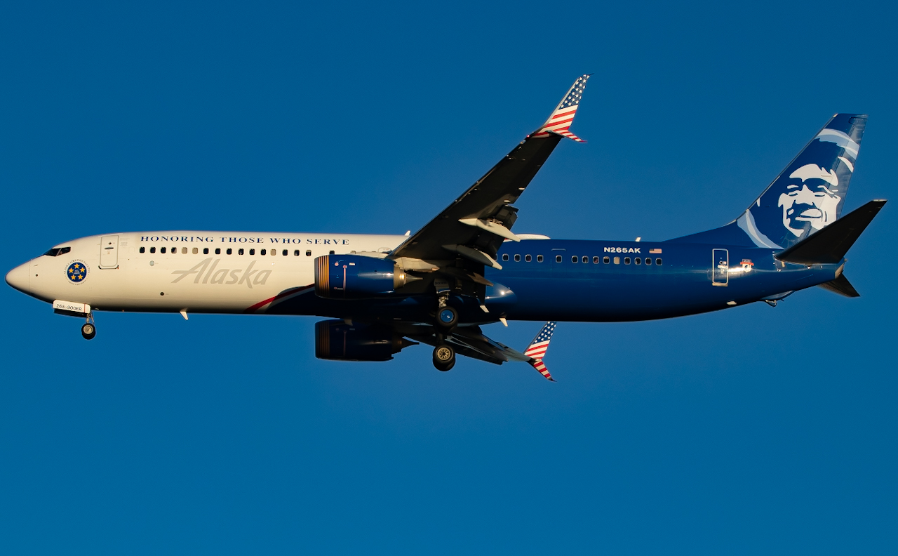 Full size: Alaska Airlines Boeing 737-900ER N265AK at Tampa International Airport
