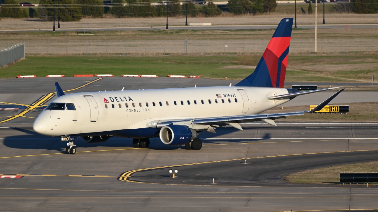 Full size: Delta Connection Embraer E175 N243SY at Will Rogers World Airport