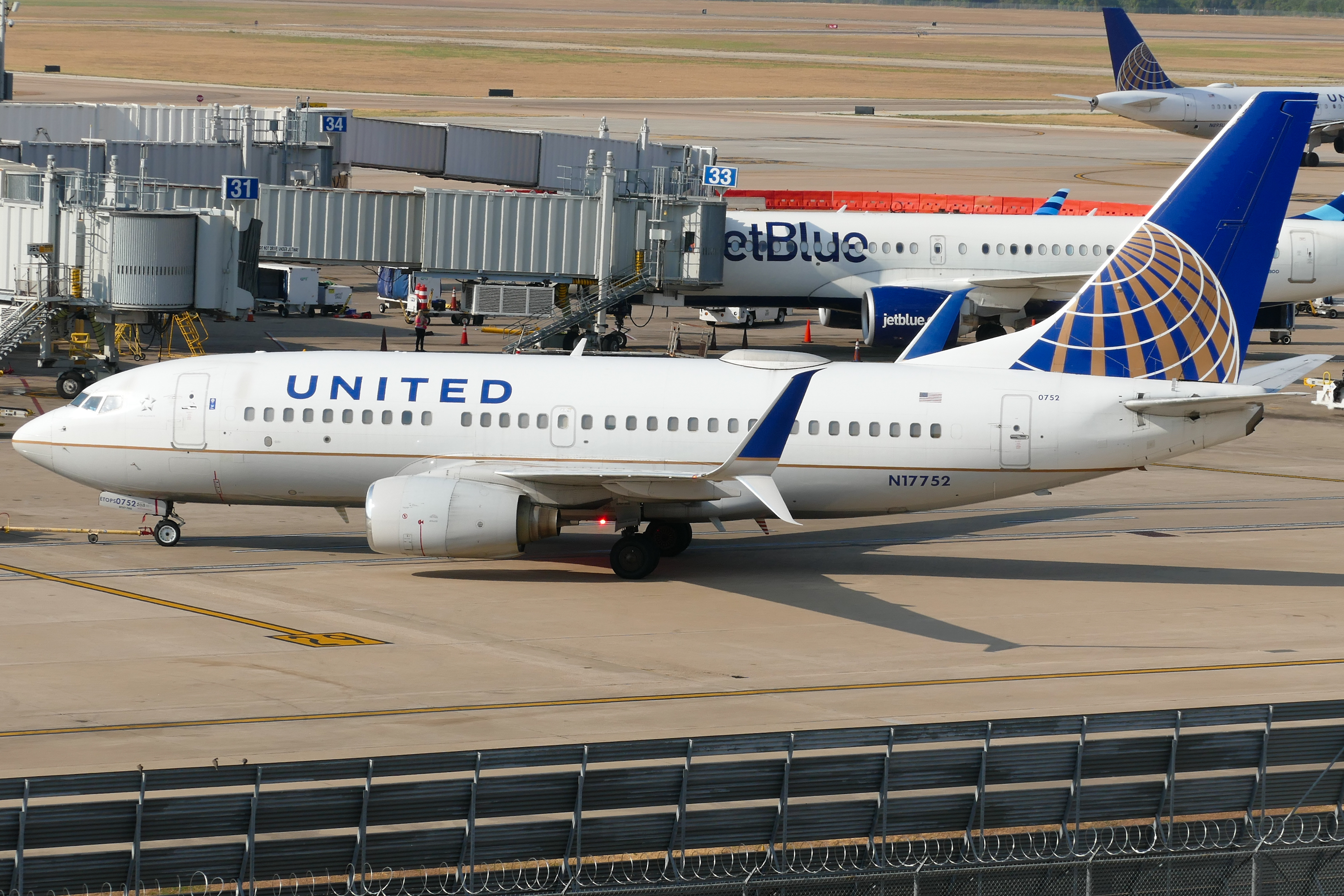 Full size: United Airlines Boeing 737-700 N17752 at Austin-Bergstrom International Airport