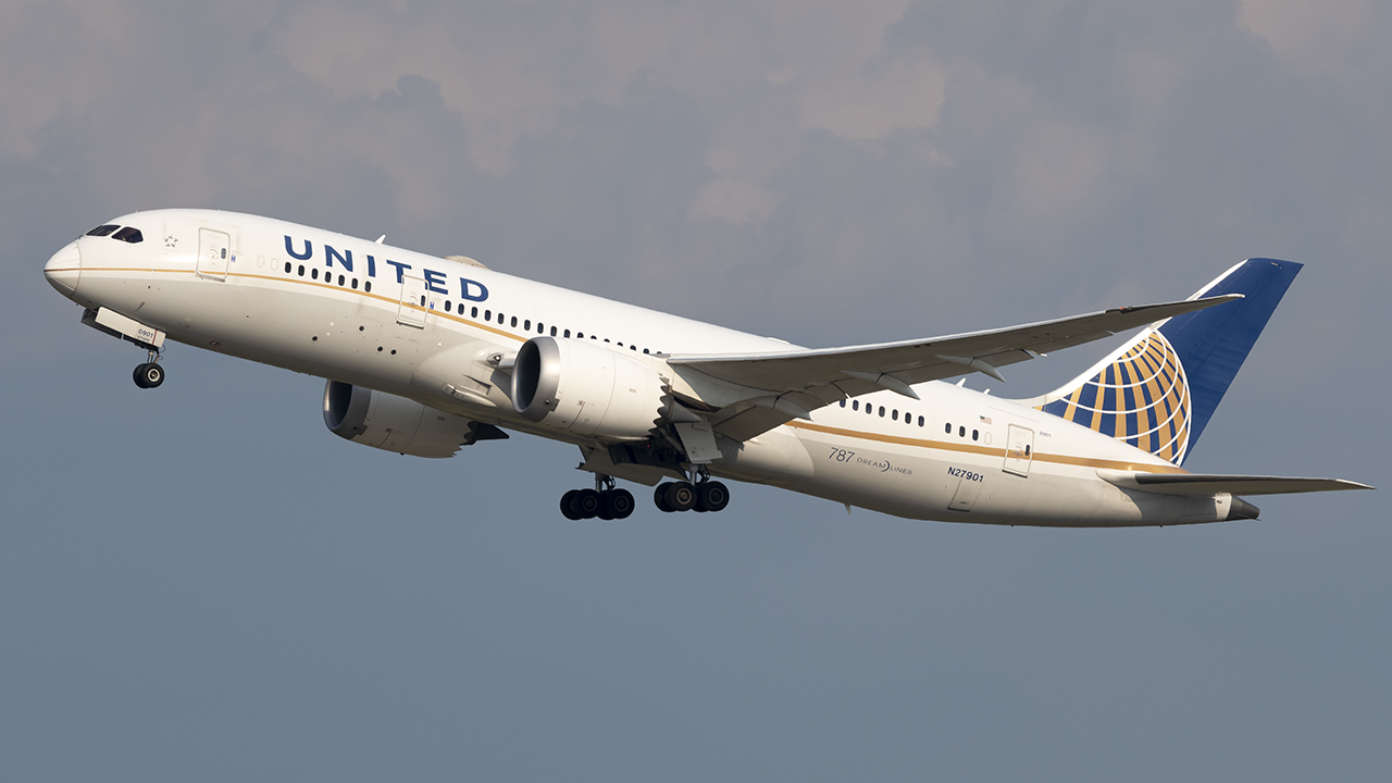 Full size: United Airlines Boeing 787-8 N27901 at Washington Dulles International Airport