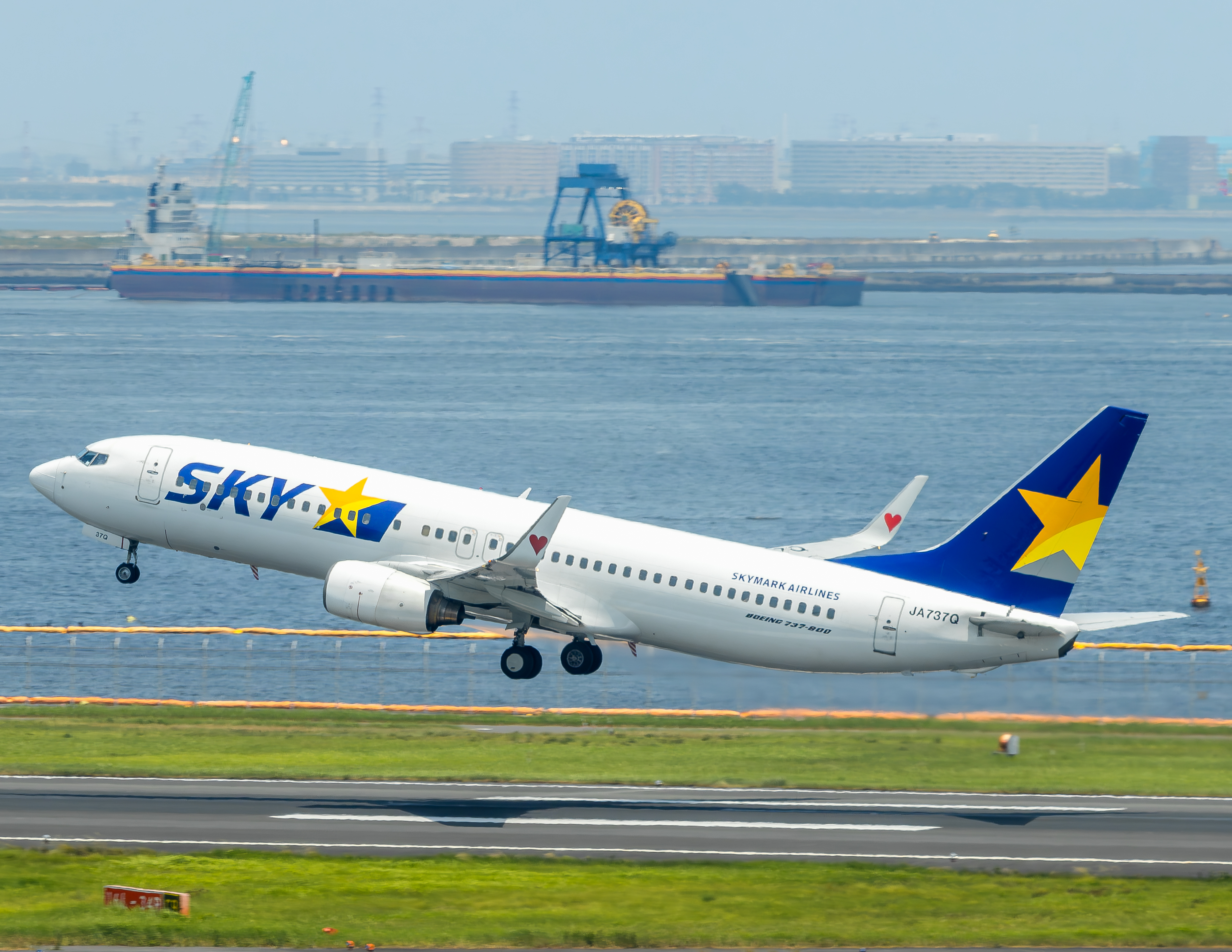 Full size: Skymark Airlines Boeing 737-800 JA737Q at Tokyo-Haneda Airport