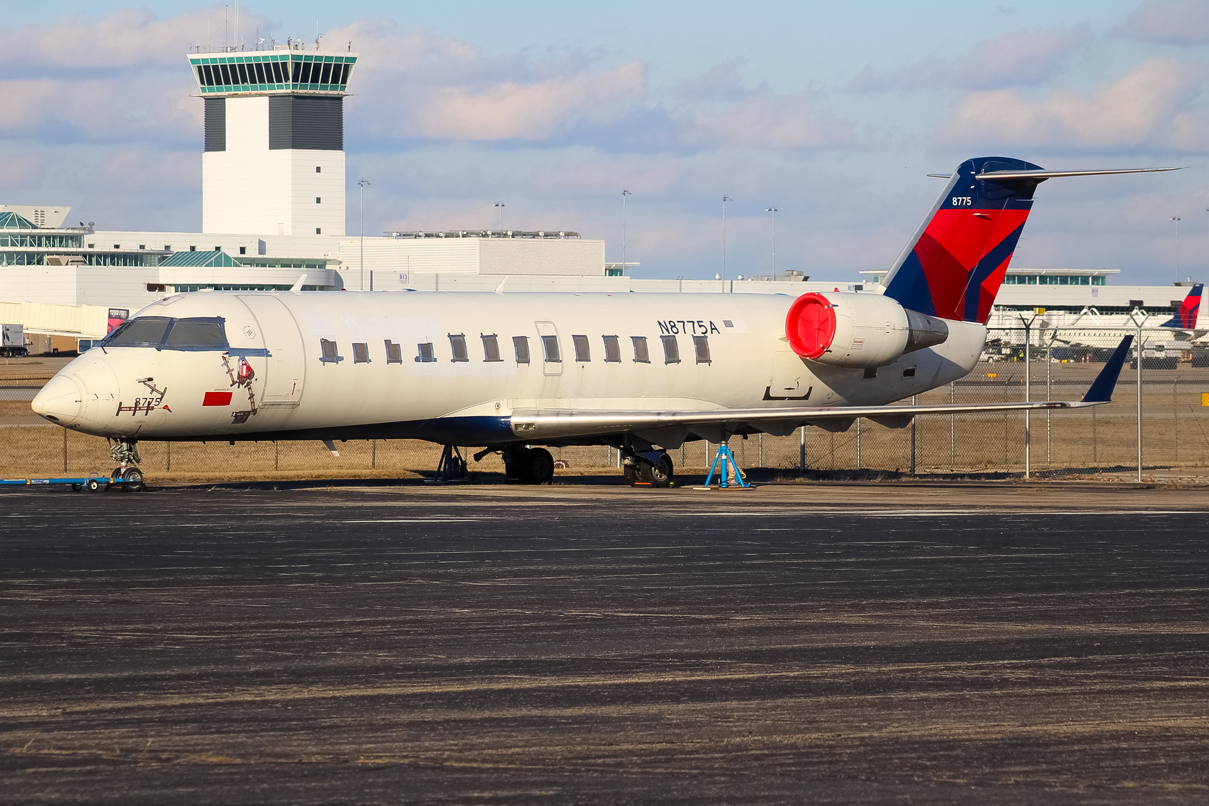 Full size: Delta Connection Mitsubishi CRJ-200 N8775A at Cincinnati/Northern Kentucky International Airport