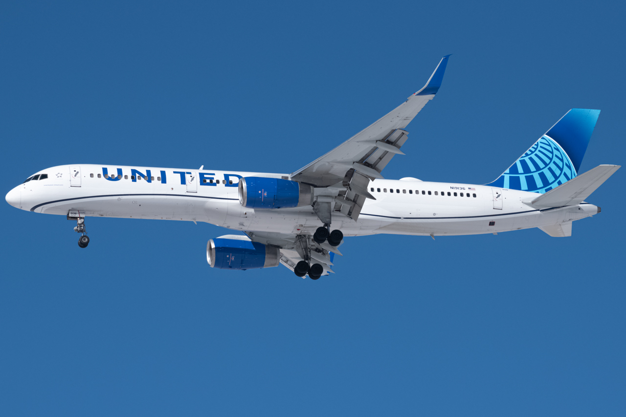 Full size: United Airlines Boeing 757-200 N19136 at Denver International Airport