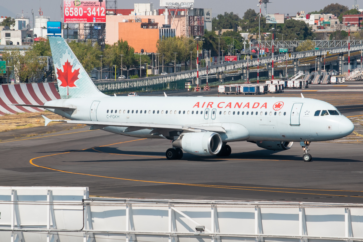 Full size: Air Canada Airbus A320 C-FGKH at Mexico City International Airport