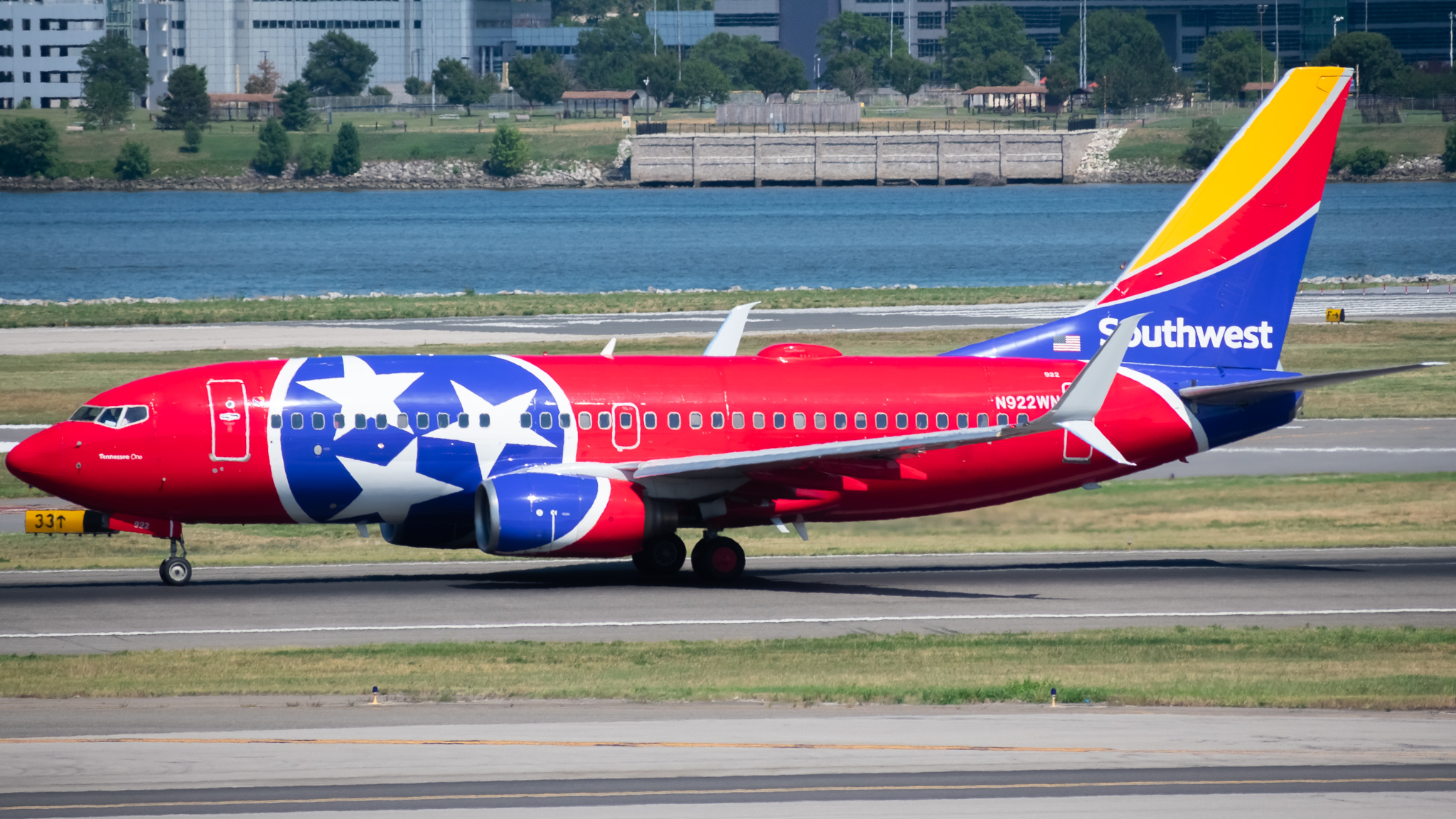 Full size: Southwest Boeing 737-700 N922WN at Ronald Reagan National Airport