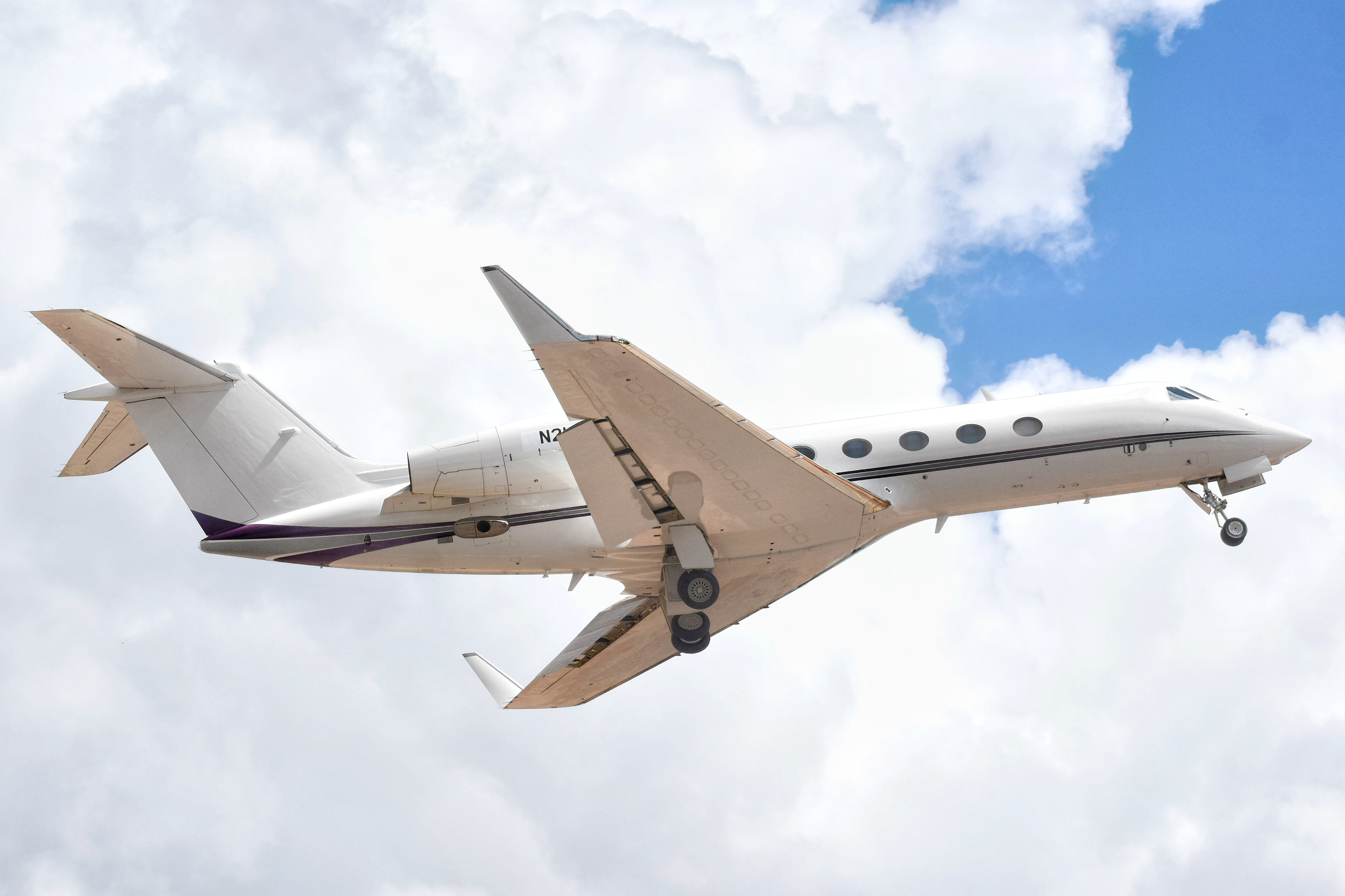 Full size: PRIVATE Gulfstream III N2LA at Aeropuerto de Cabo San Lucas Internacional