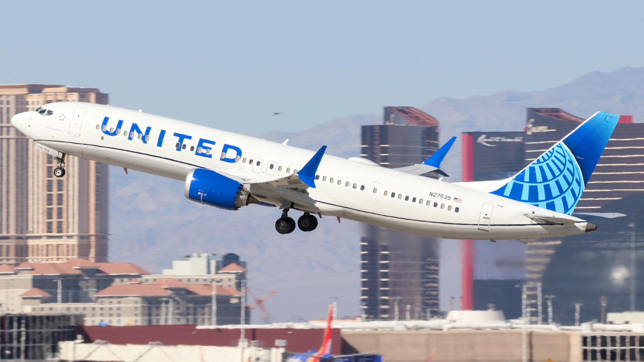 Full size: United Airlines Boeing 737 MAX 9 N27539 at Harry Reid International Airport