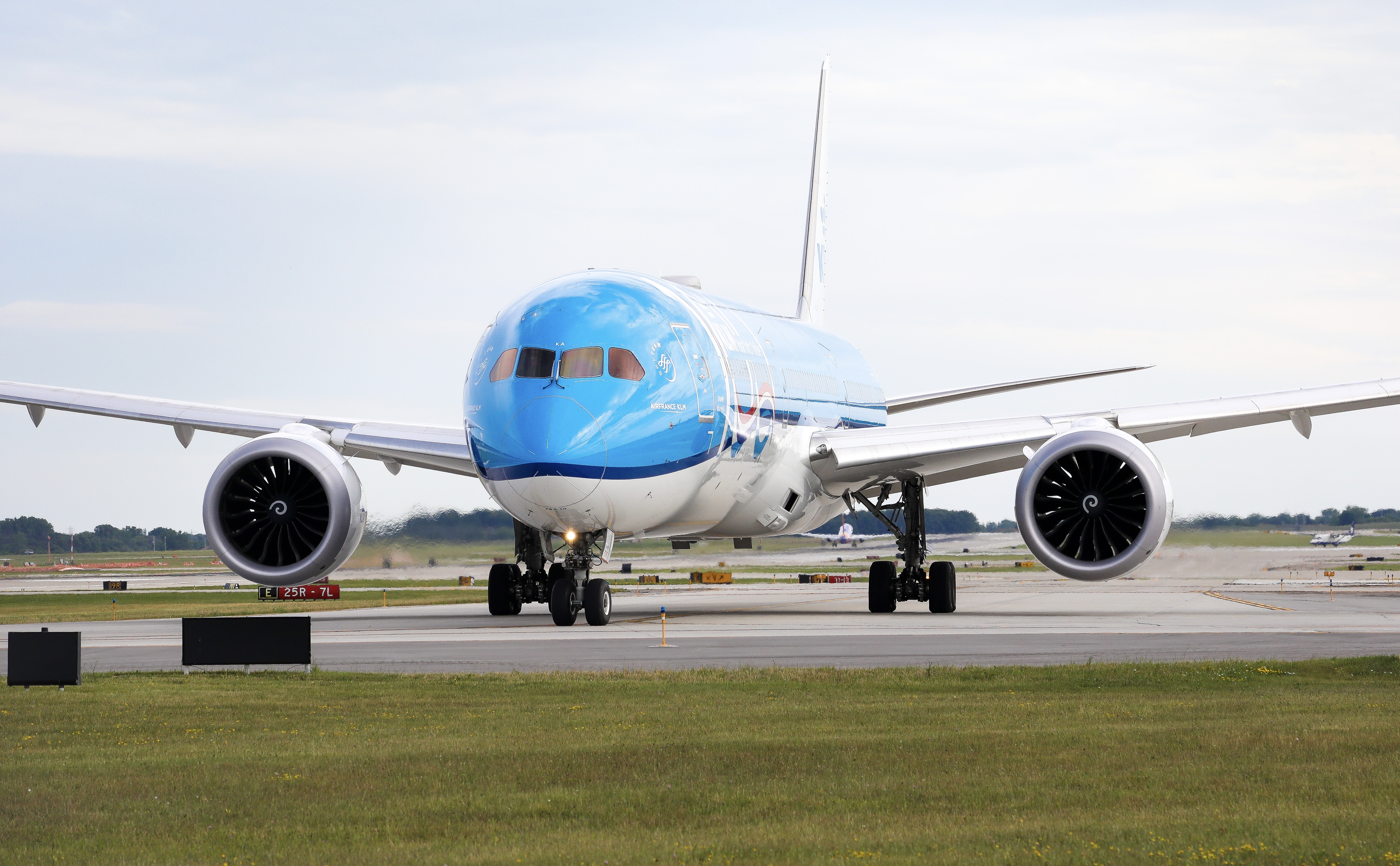 Full size: KLM Boeing 787-10 PH-BKA at General Mitchell International Airport