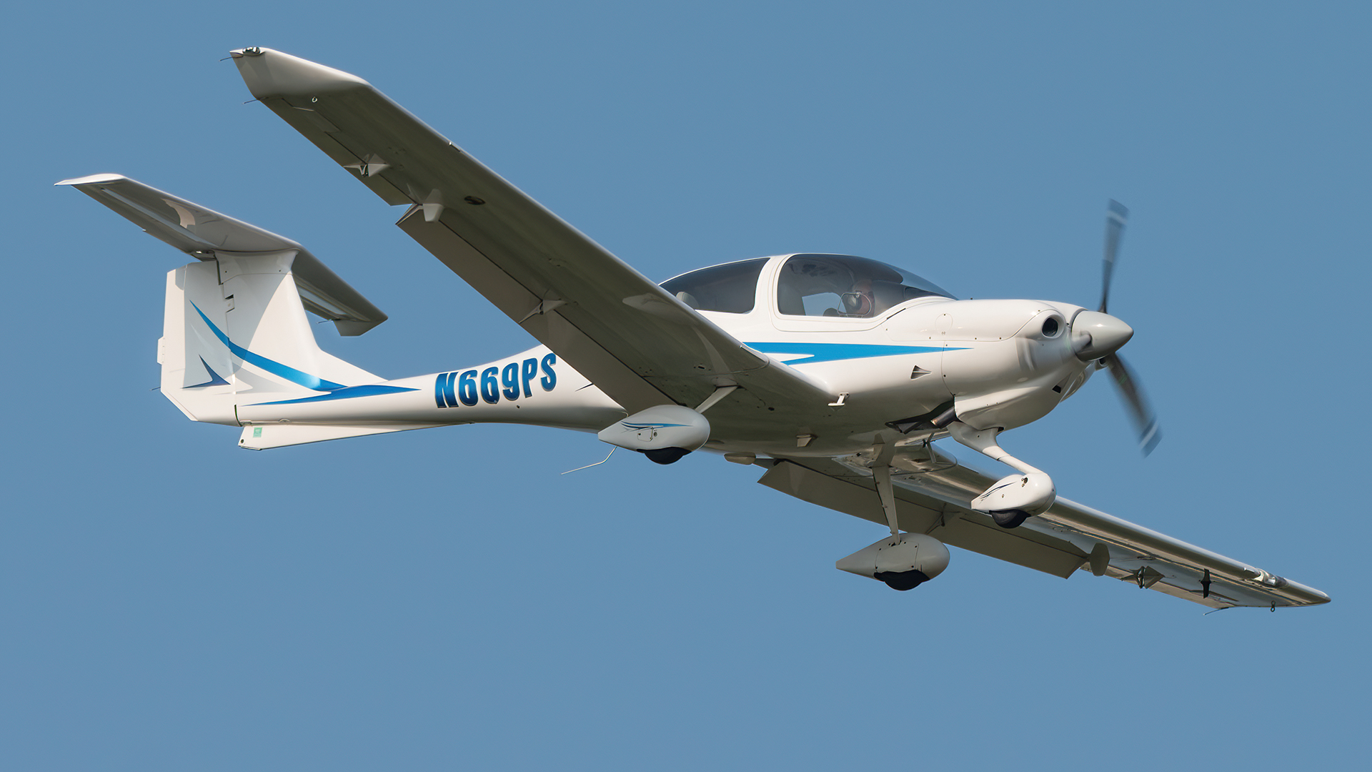 Full size: PRIVATE DIAMOND DA-40 N669PS at Washington Dulles International Airport