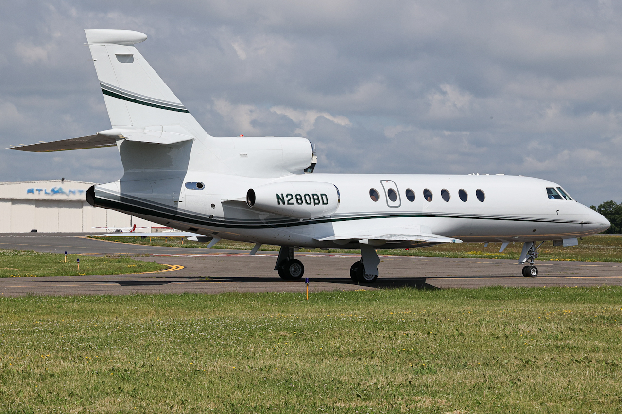 Full size: PRIVATE Dassault Falcon 50 N280BD at Oxford Waterbury Airport