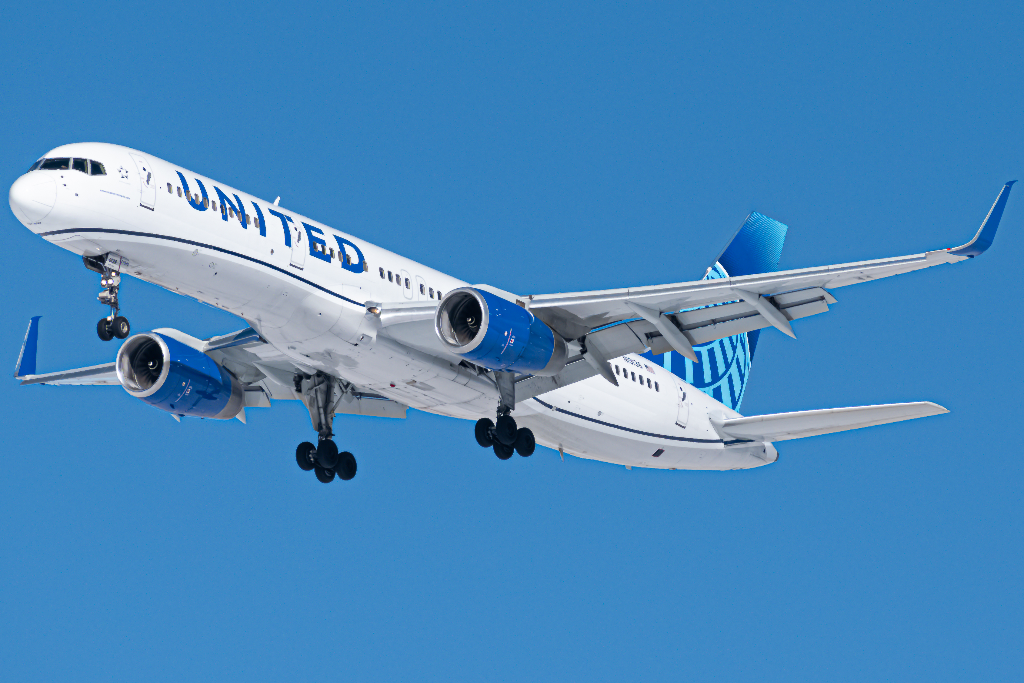 Full size: United Airlines Boeing 757-200 N19136 at Denver International Airport