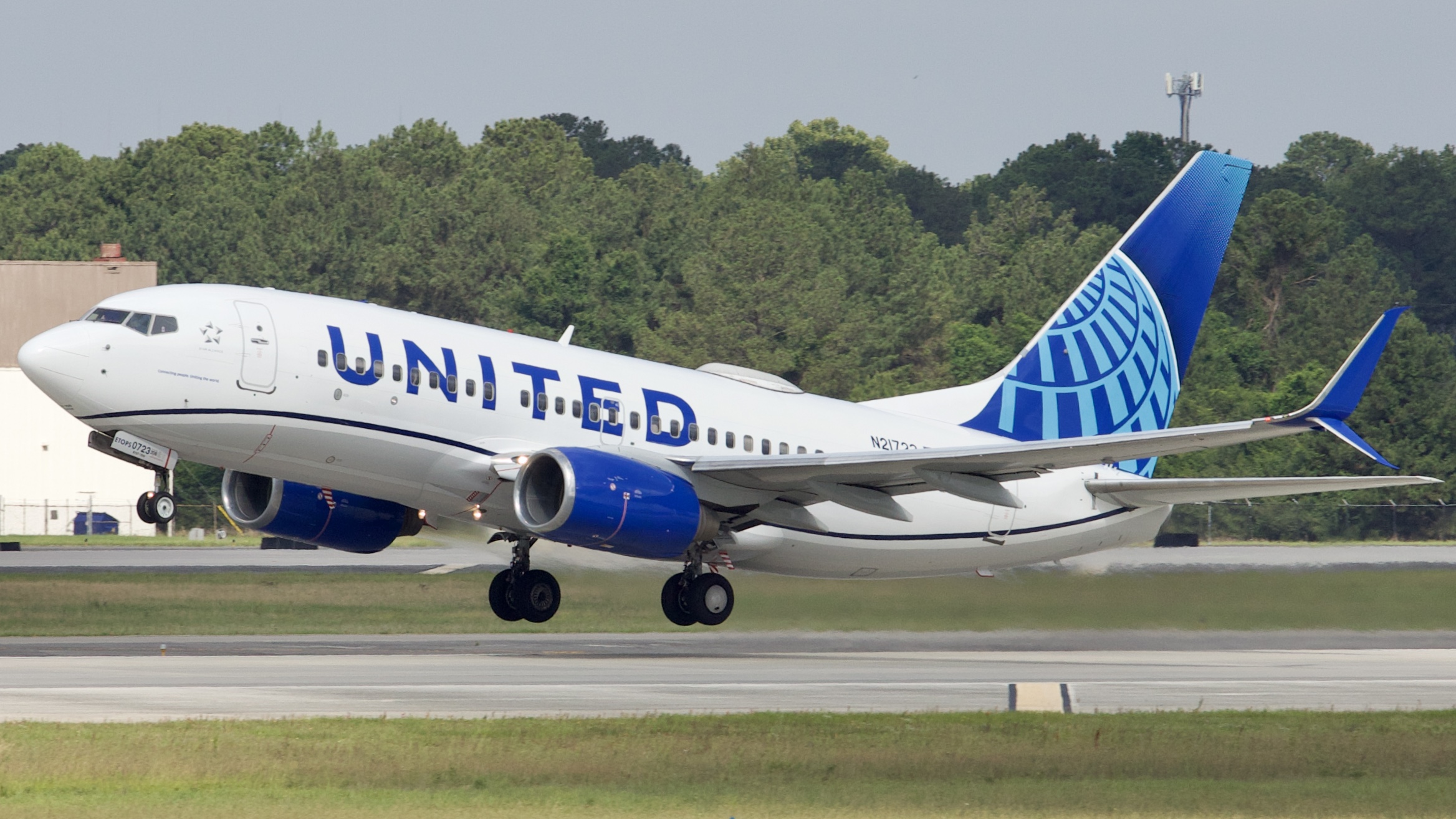 Full size: United Airlines Boeing 737-700 N21723 at Houston-George Bush Intercontinental Airport