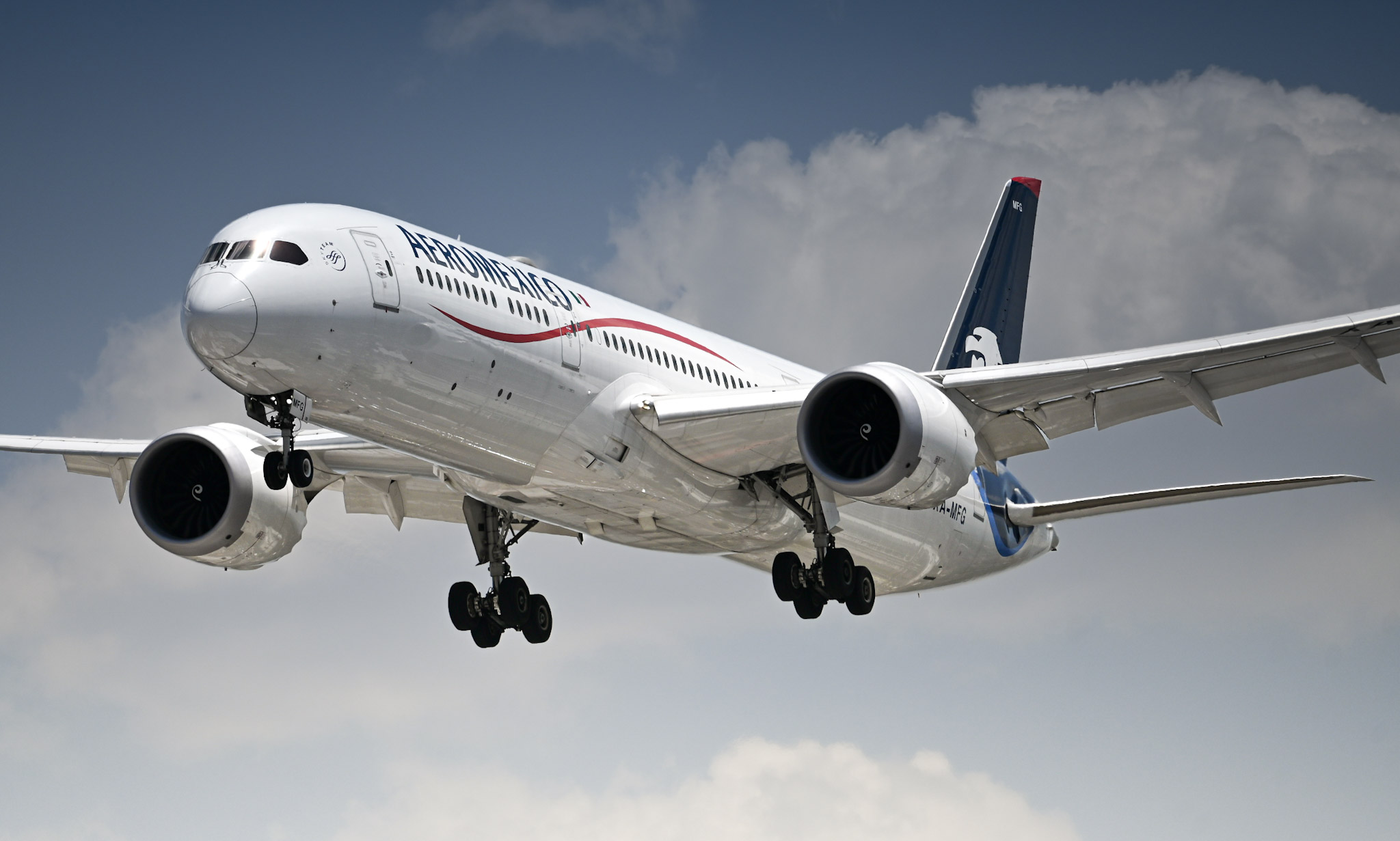 Full size: Aeromexico Boeing 787-9 XA-MFG at Mexico City International Airport
