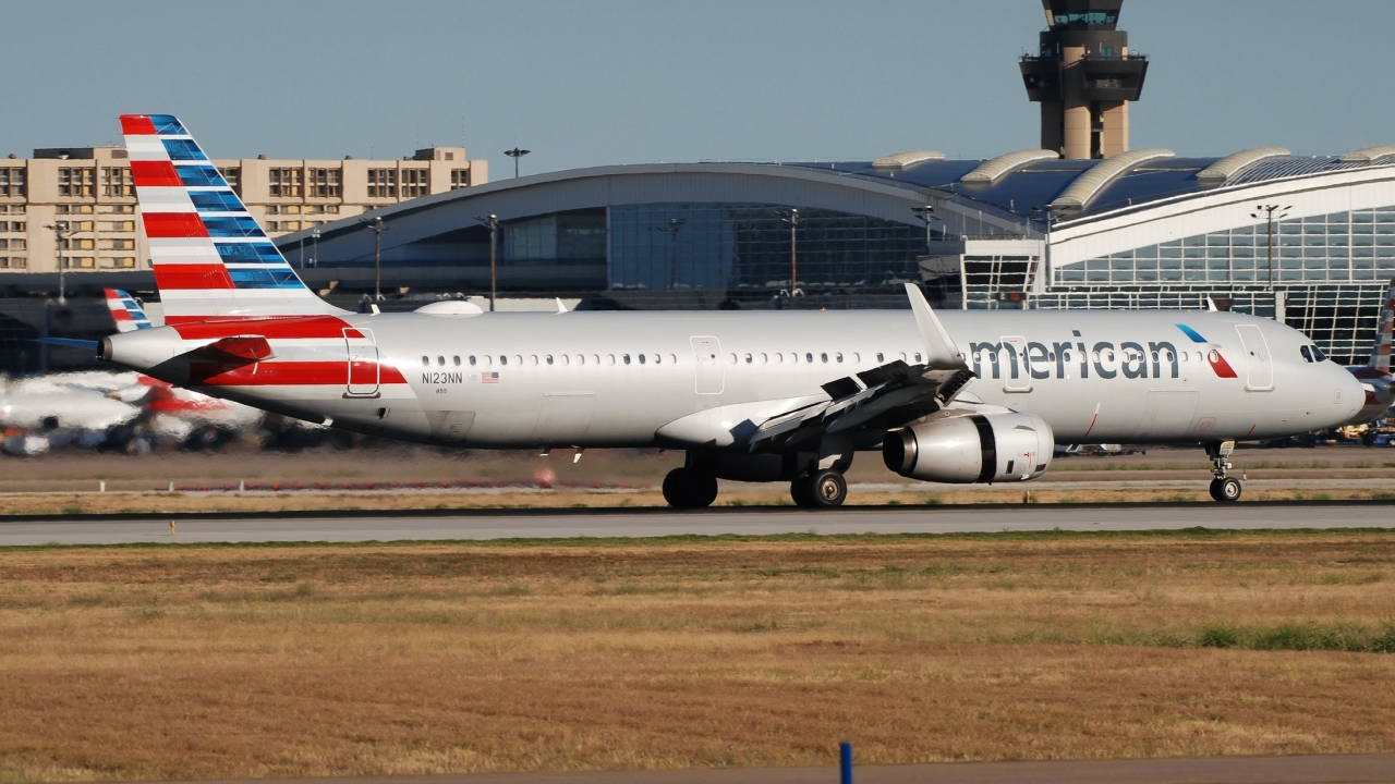Full size: American Airlines Airbus A321-200 N123NN at Dallas-Fort Worth International Airport