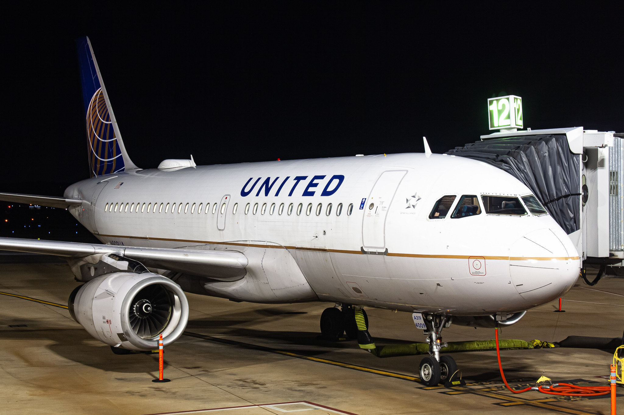 Full size: United Airlines Airbus A319 N809UA at Ronald Reagan National Airport