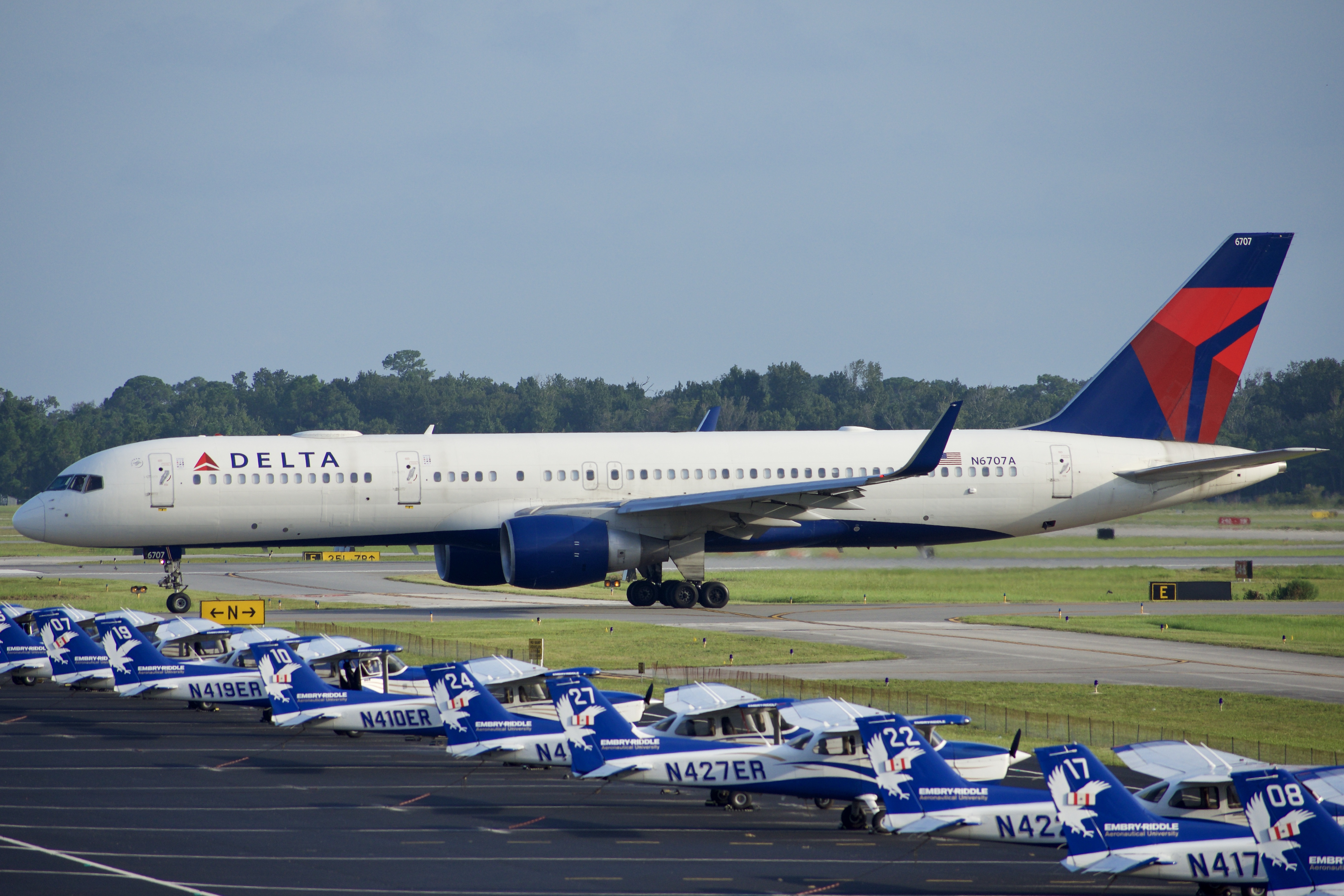 Full size: Delta Airlines Boeing 757-200 N6707A at Daytona Beach International Airport
