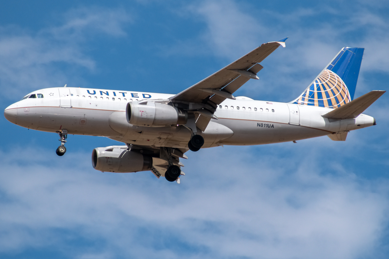 Full size: United Airlines Airbus A319 N811UA at Denver International Airport
