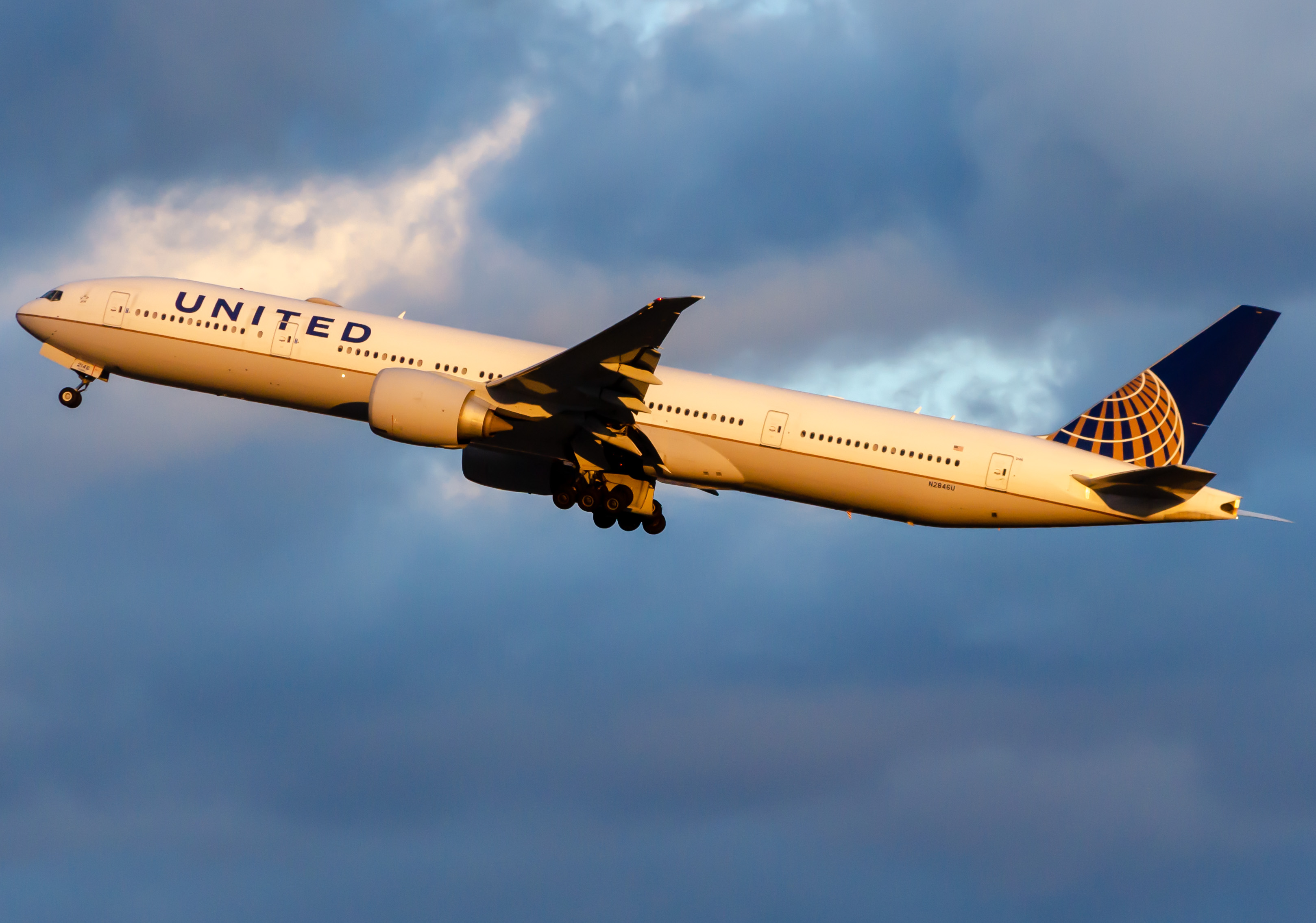 Full size: United Airlines Boeing 777-300ER N2846U at Newark Liberty International Airport