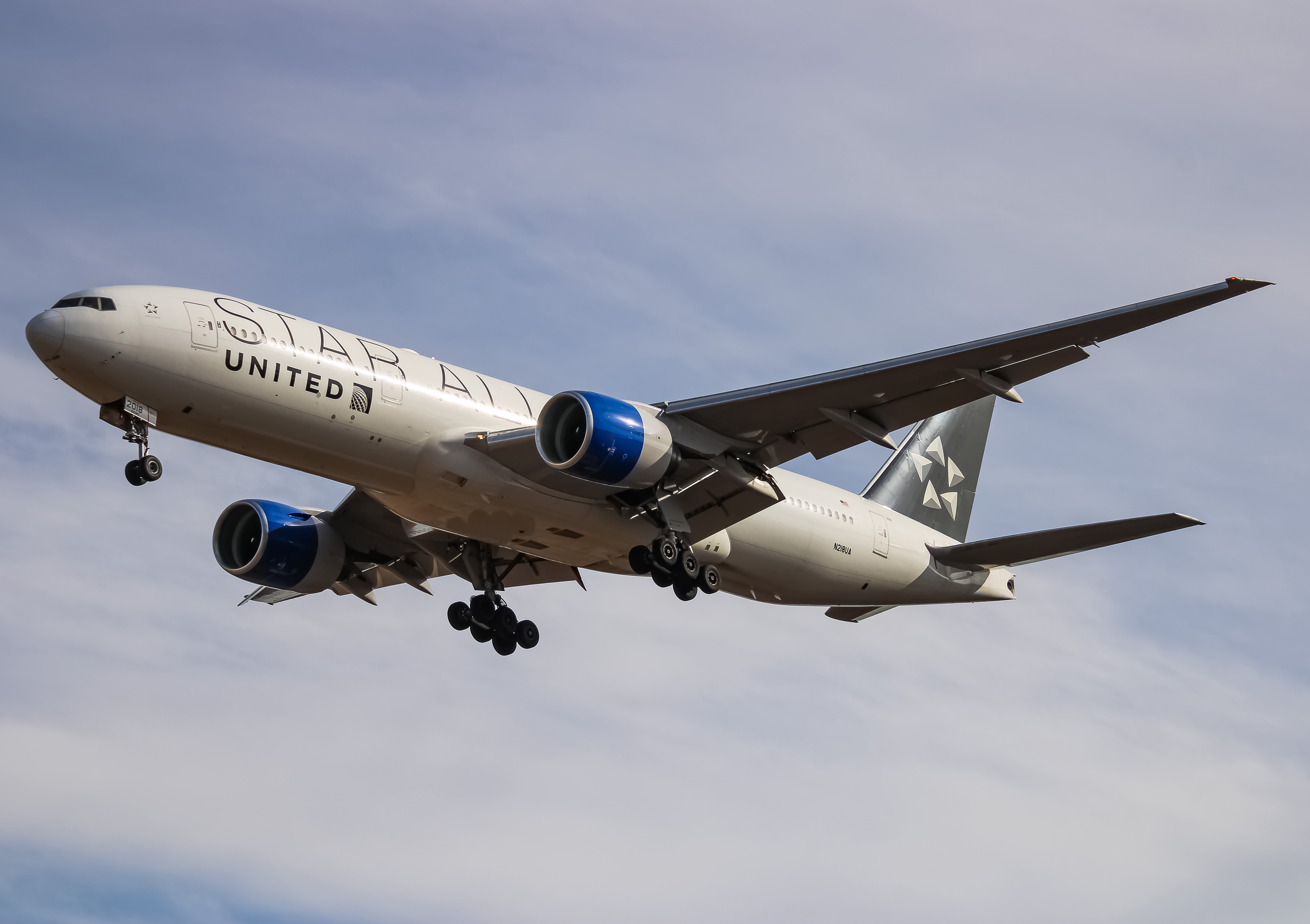 Full size: United Airlines Boeing 777-200 N218UA at Washington Dulles International Airport