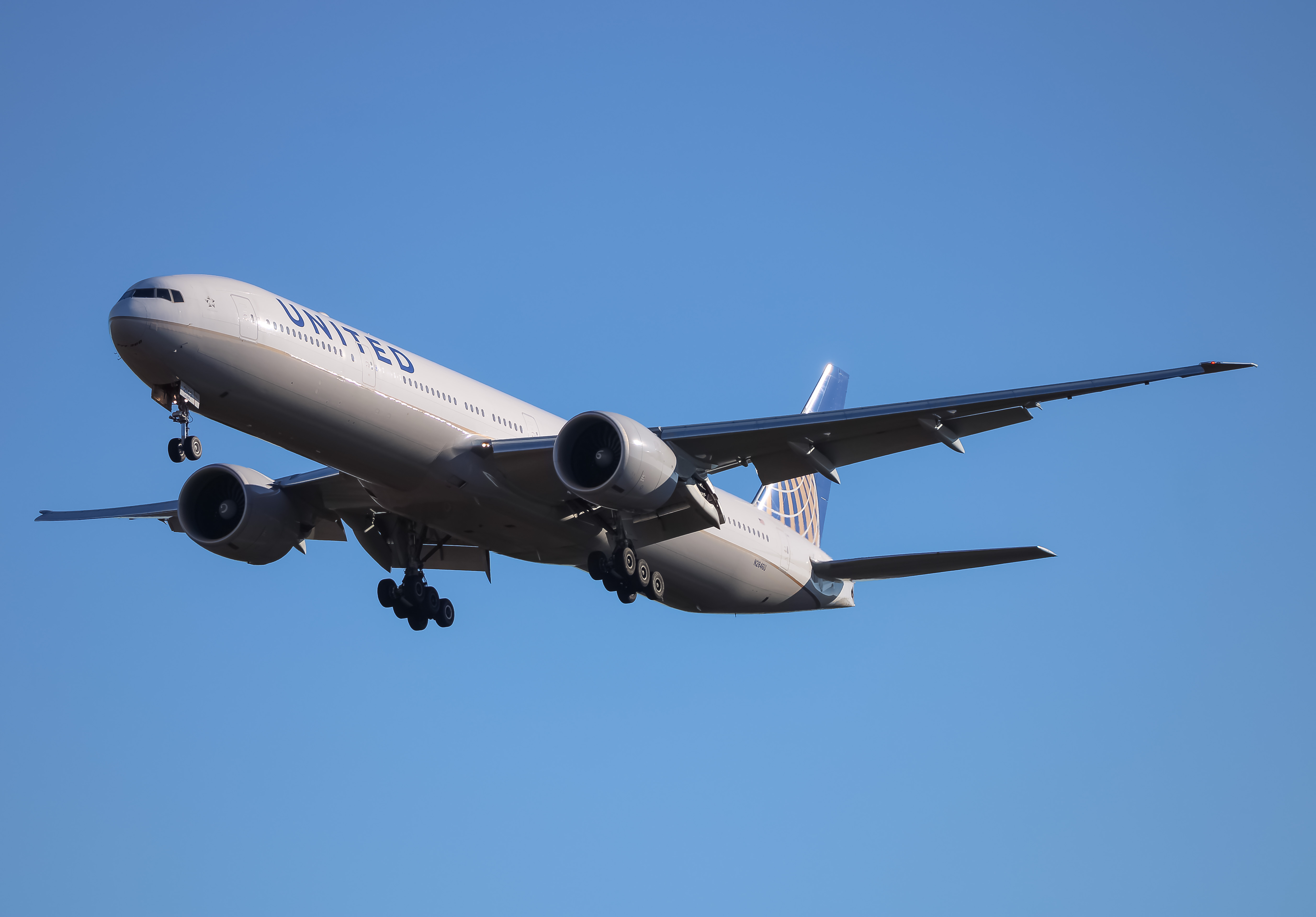 Full size: United Airlines Boeing 777-300ER N2846U at Washington Dulles International Airport