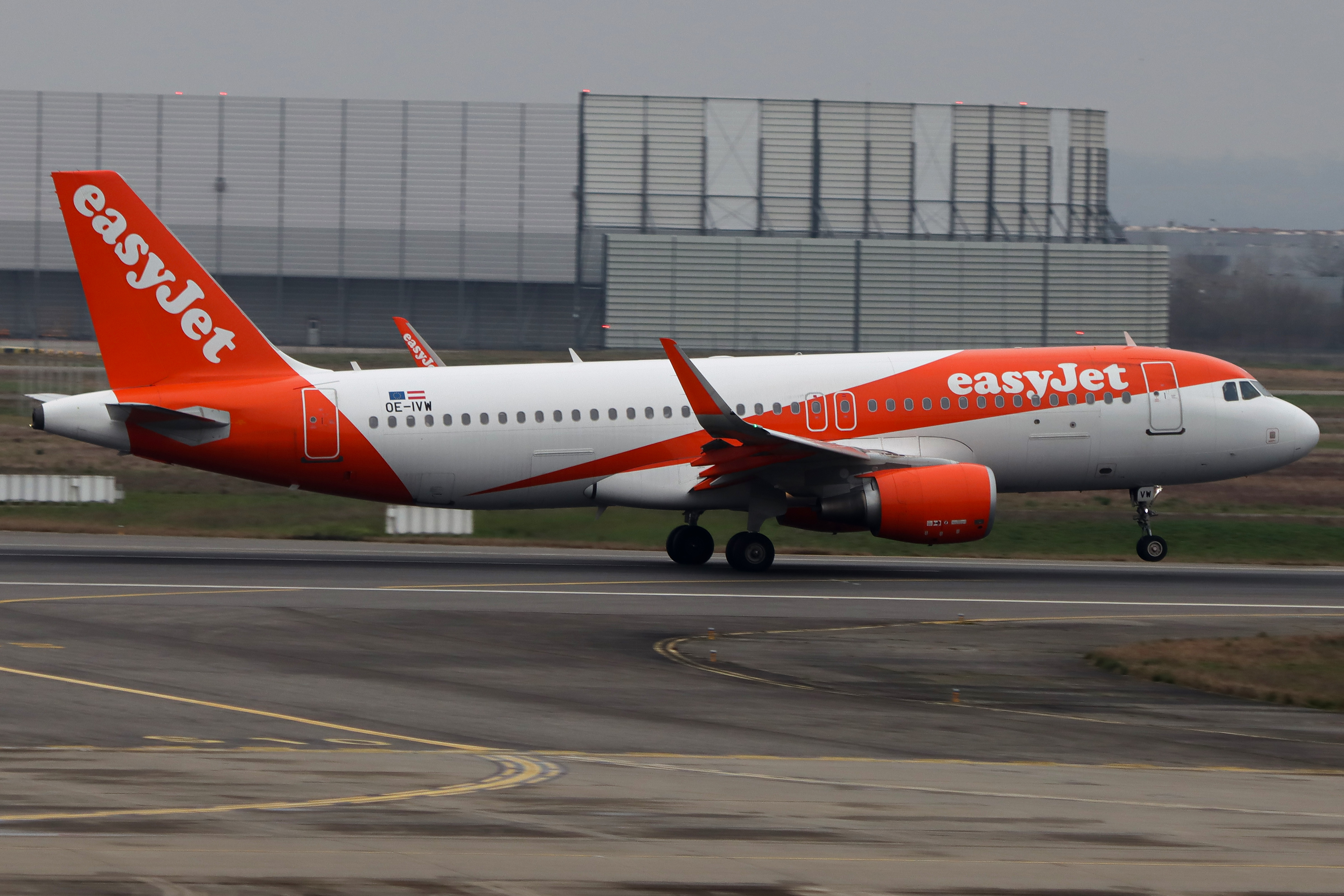 Full size: EasyJet Airbus A320 OE-IVW at Toulouse Blagnac Airport
