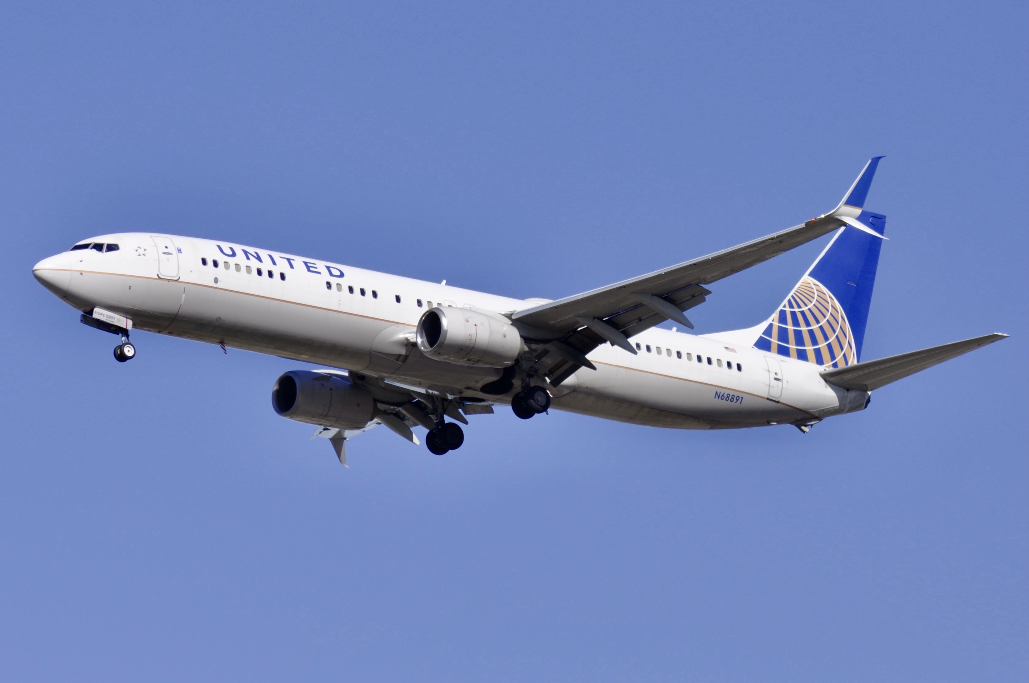 Full size: United Airlines Boeing 737-900ER N68891 at Chicago O'Hare International Airport