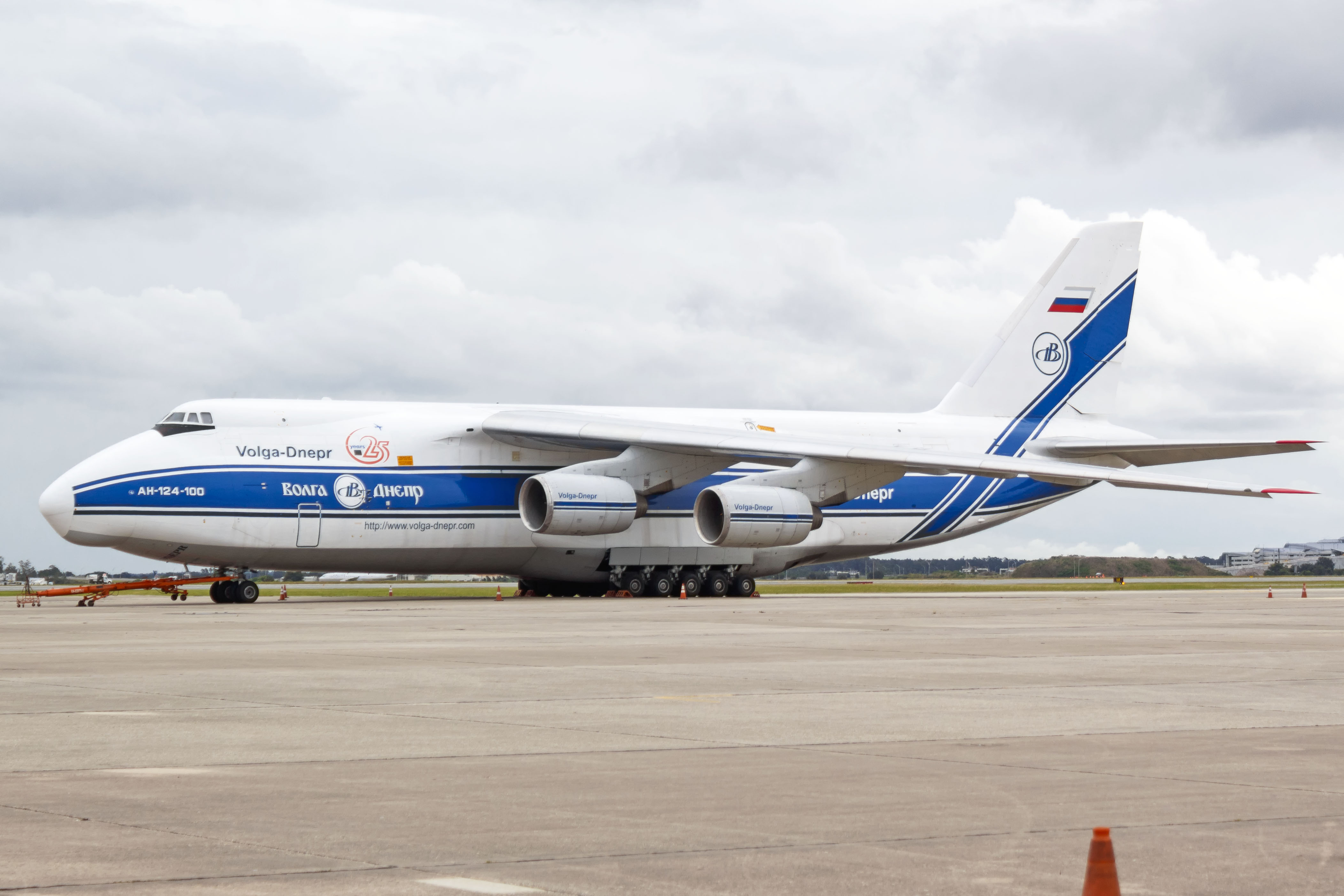 Full size: Volga-Dnepr Airlines Antonov An-124 RA-82079 at Orlando International Airport