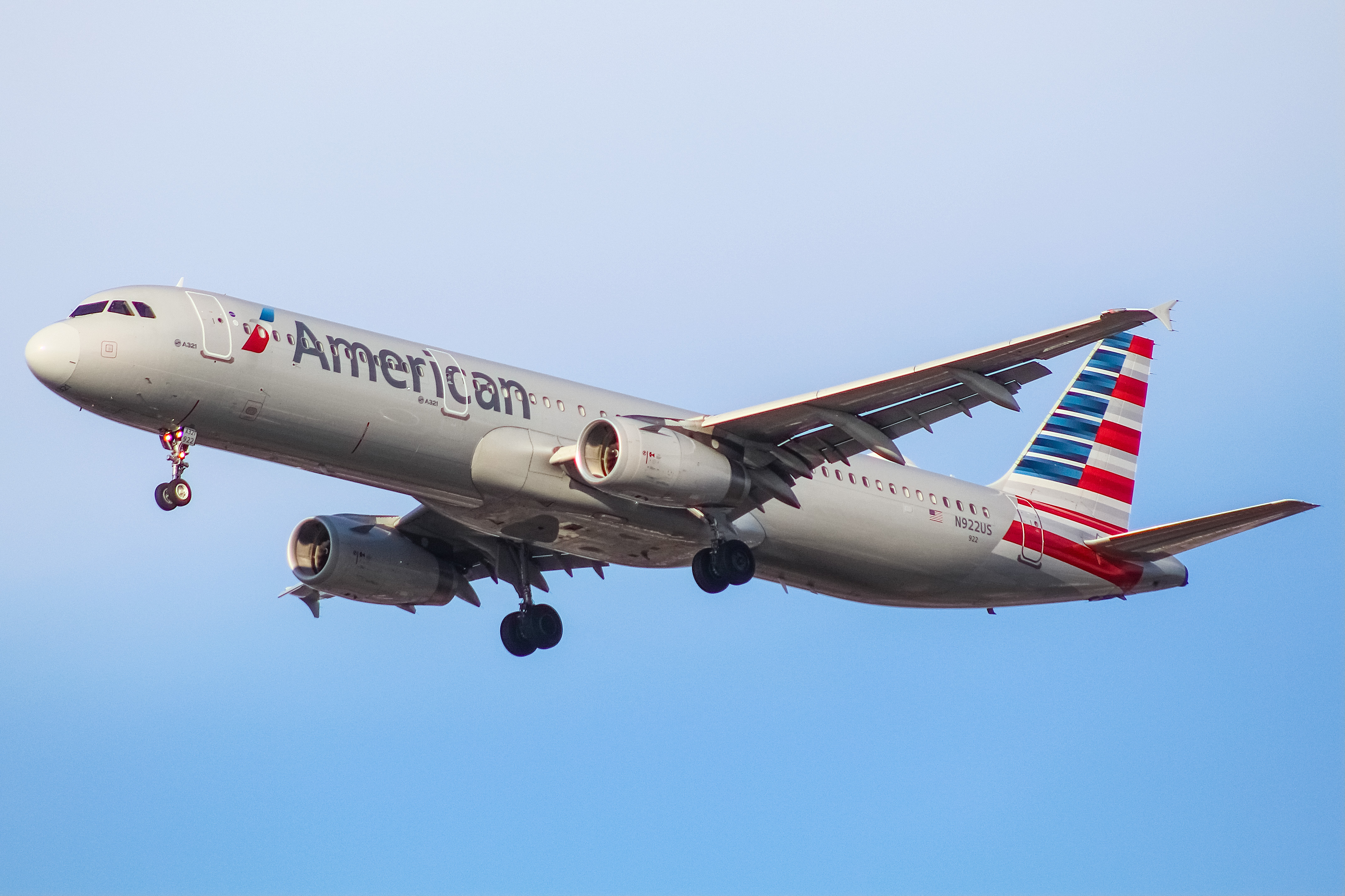 Full size: American Airlines Airbus A321-200 N922US at Chicago O'Hare International Airport