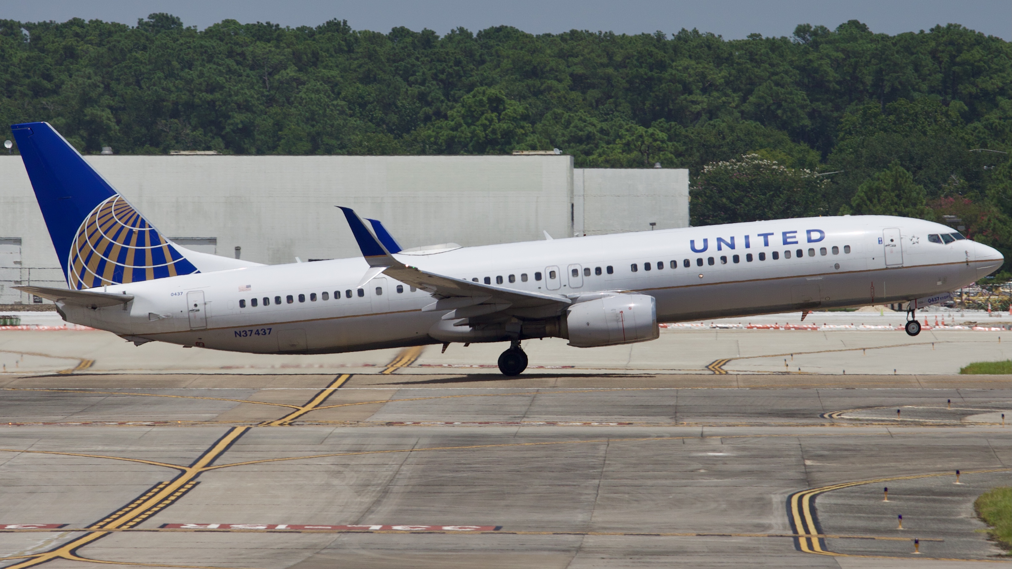 Full size: United Airlines Boeing 737-900ER N37437 at Houston-George Bush Intercontinental Airport