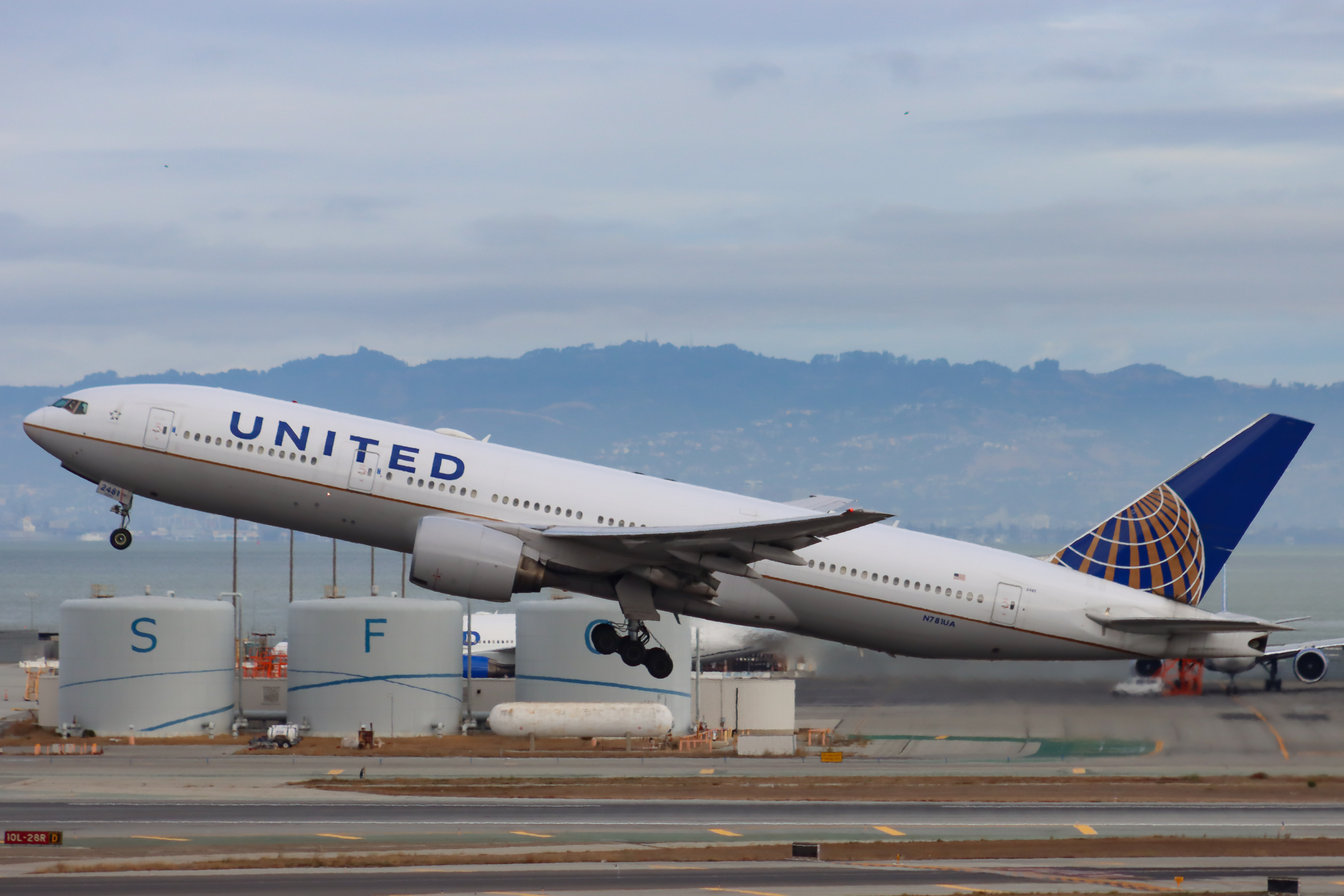 Full size: United Airlines Boeing 777-200ER N781UA at San Francisco International Airport