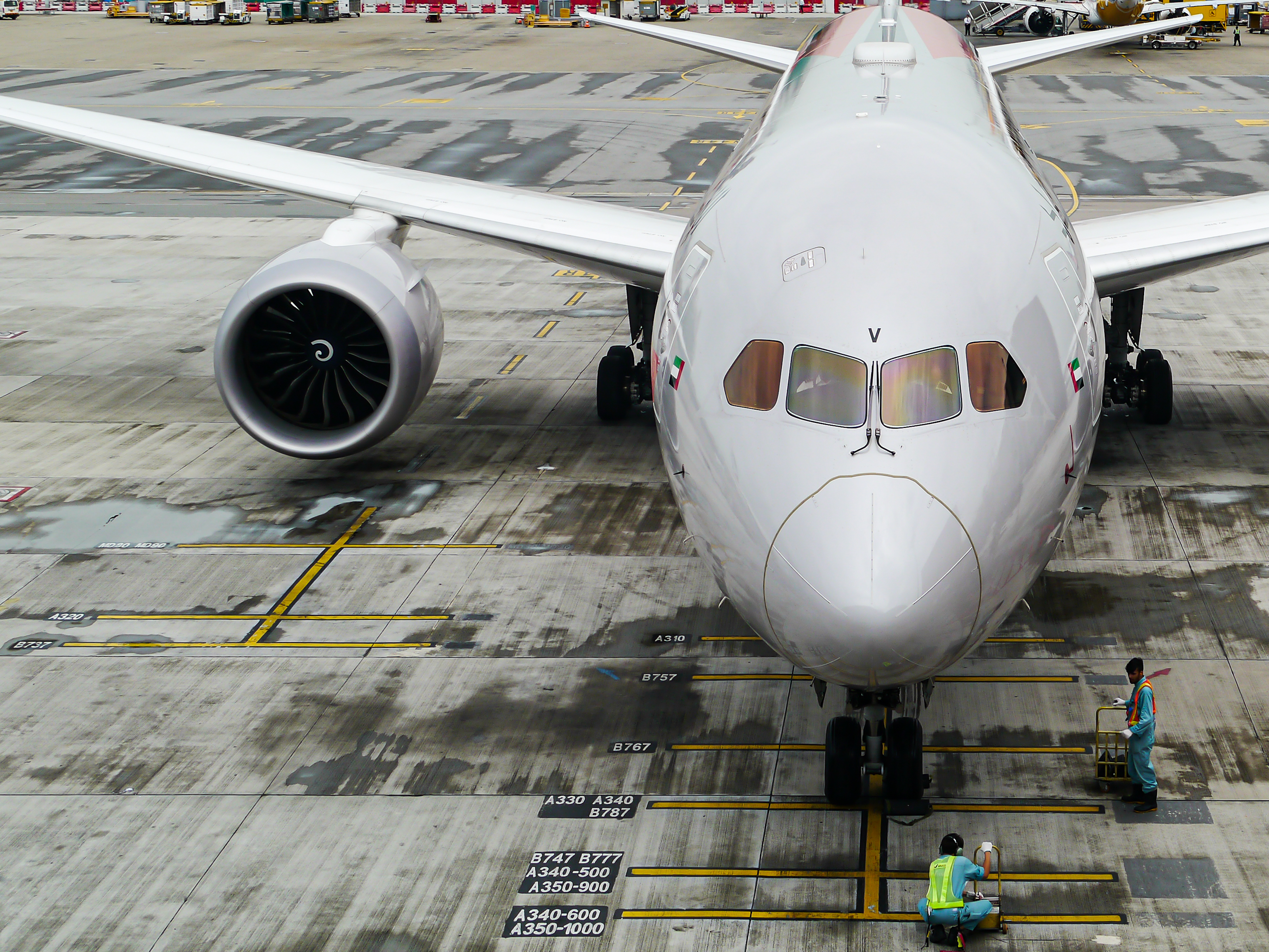 Full size: Etihad Airways Boeing 787-9 A6-BLV at Hong Kong International Airport