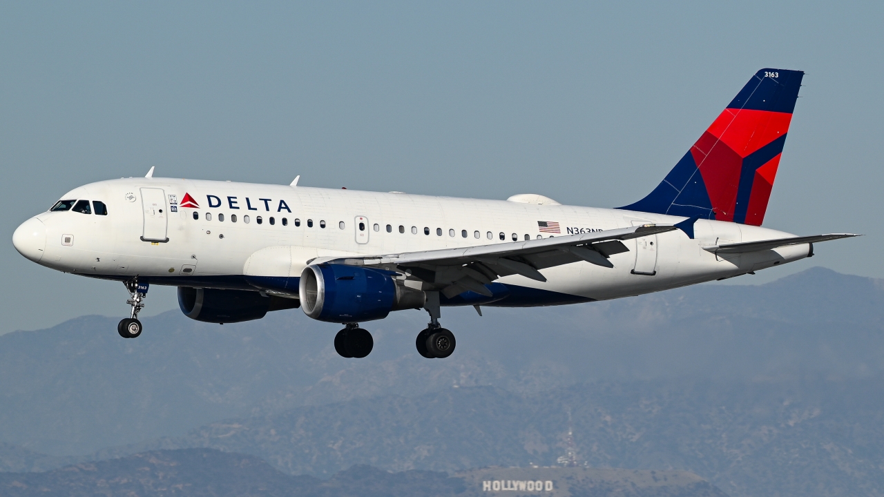 Full size: Delta Airlines Airbus A319 N363NB at Los Angeles International Airport