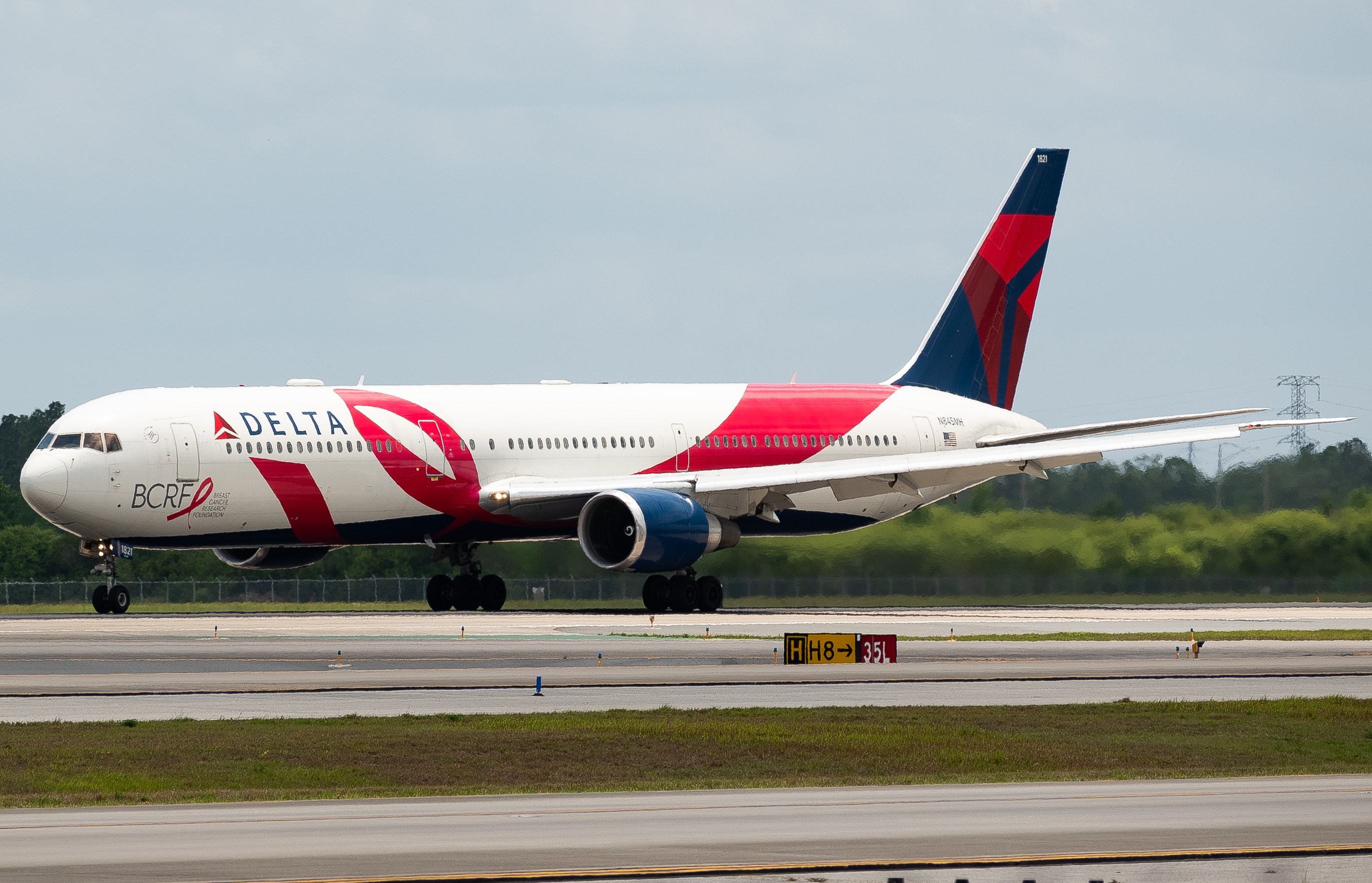 Full size: Delta Airlines Boeing 767-400ER N845MH at Orlando International Airport