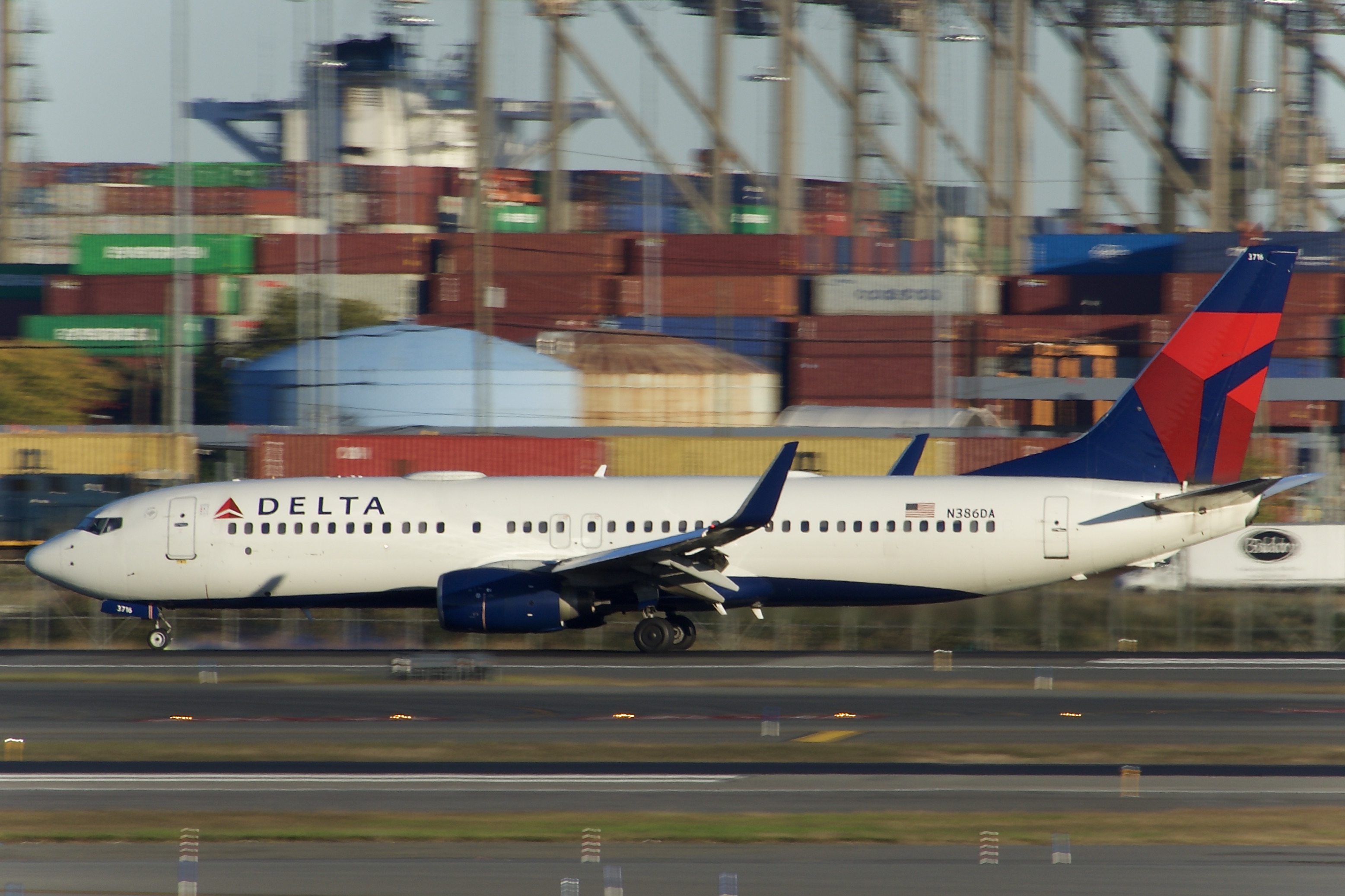 Full size: Delta Airlines Boeing 737-800 N386DA at Newark Liberty International Airport