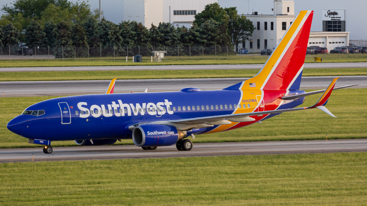 Full size: Southwest Airlines Boeing 737-700 N960WN at John Glenn Columbus International Airport
