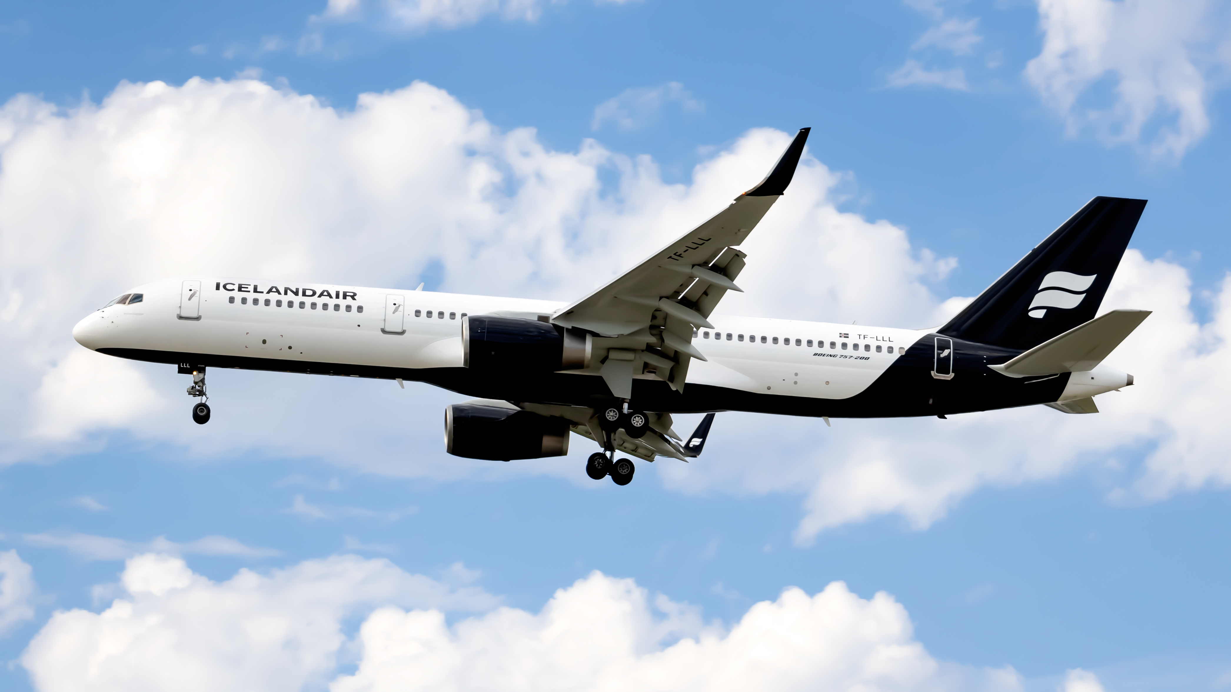 Full size: Icelandair Boeing 757-200 TF-LLL at Vancouver International Airport