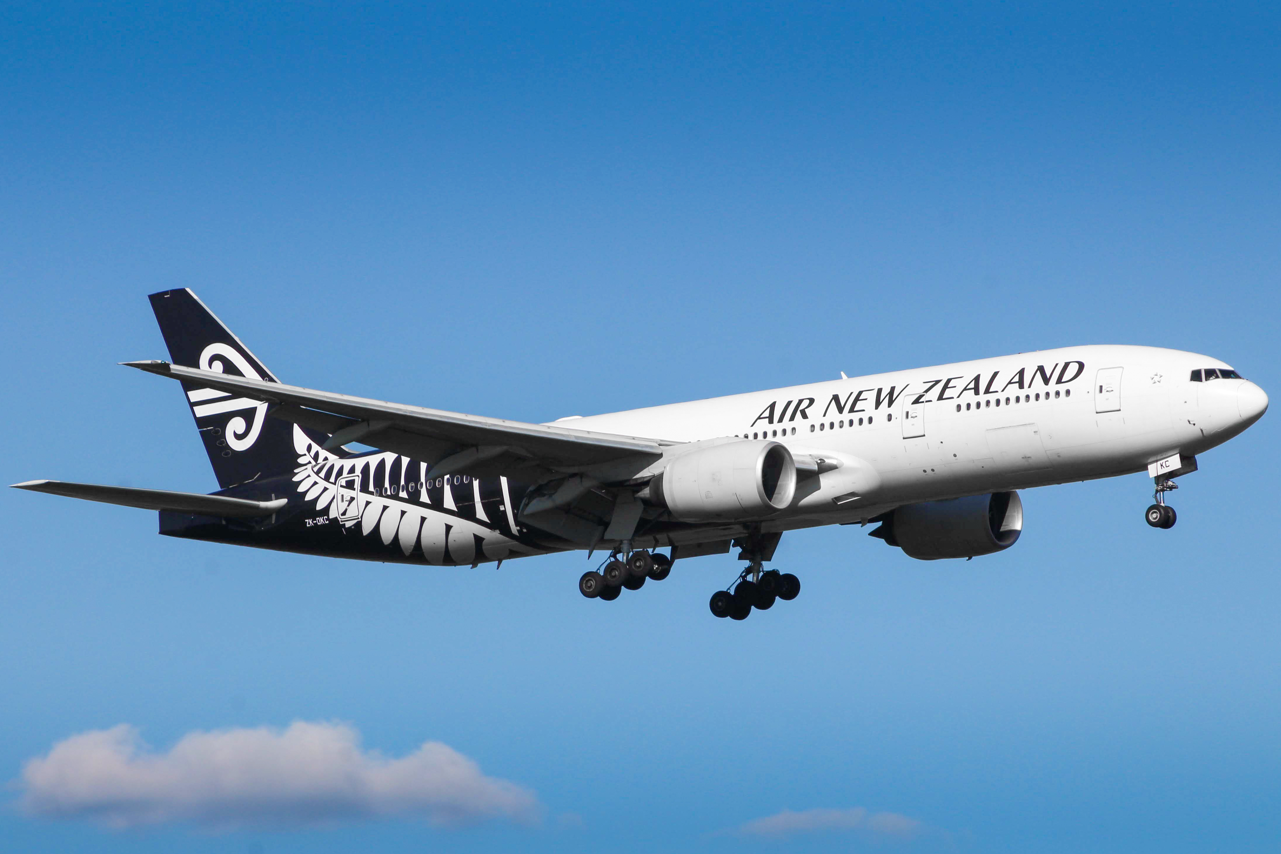 Full size: Air New Zealand Boeing 777-200ER ZK-OKC at Auckland International Airport
