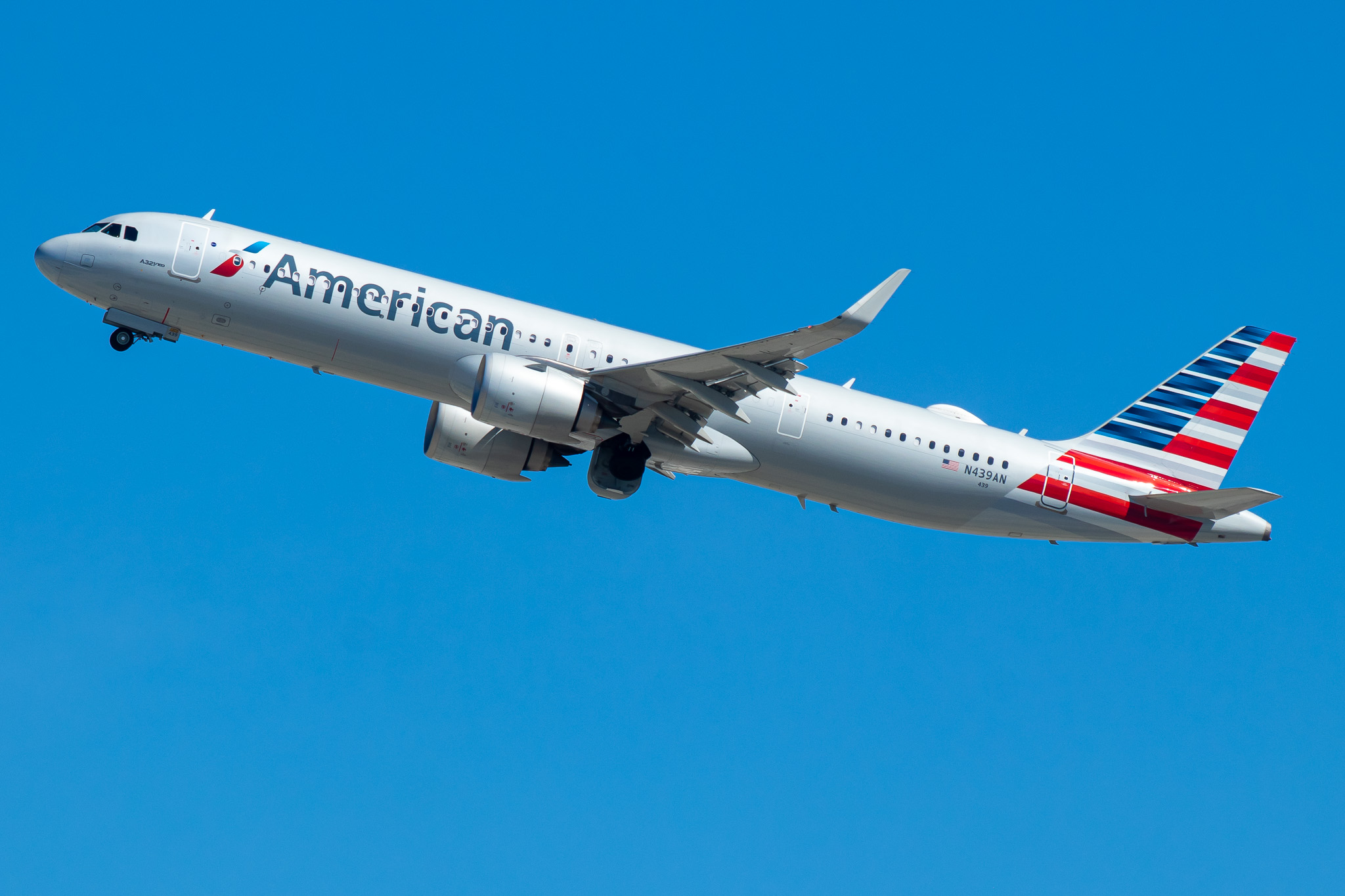 Full size: American Airlines Airbus A321NEO  N439AN at Los Angeles International Airport