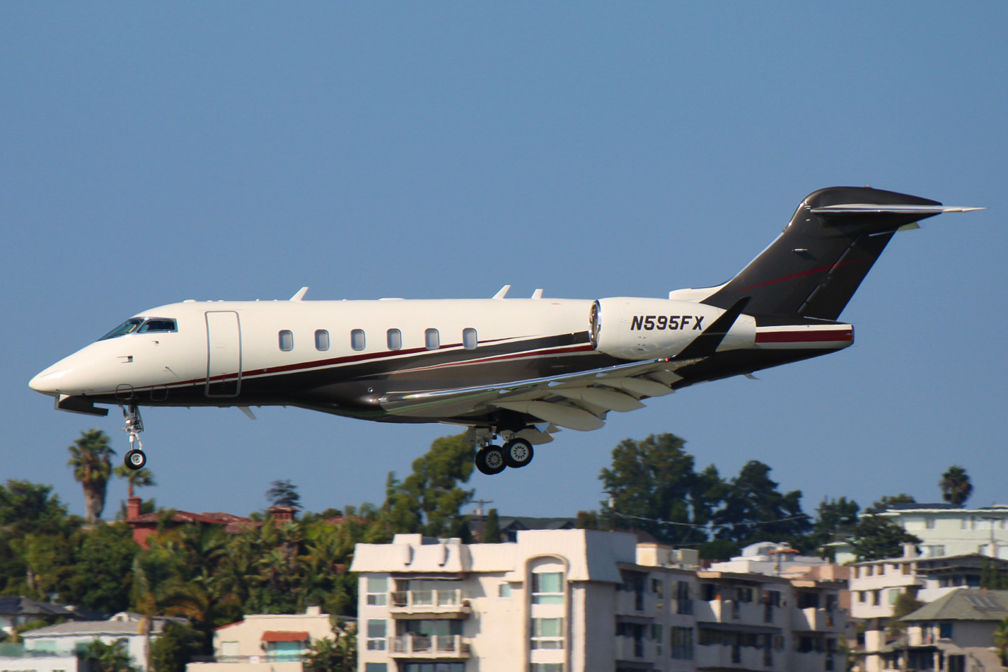 Full size: PRIVATE Bombardier Challenger 350 N595FX at San Diego International Airport